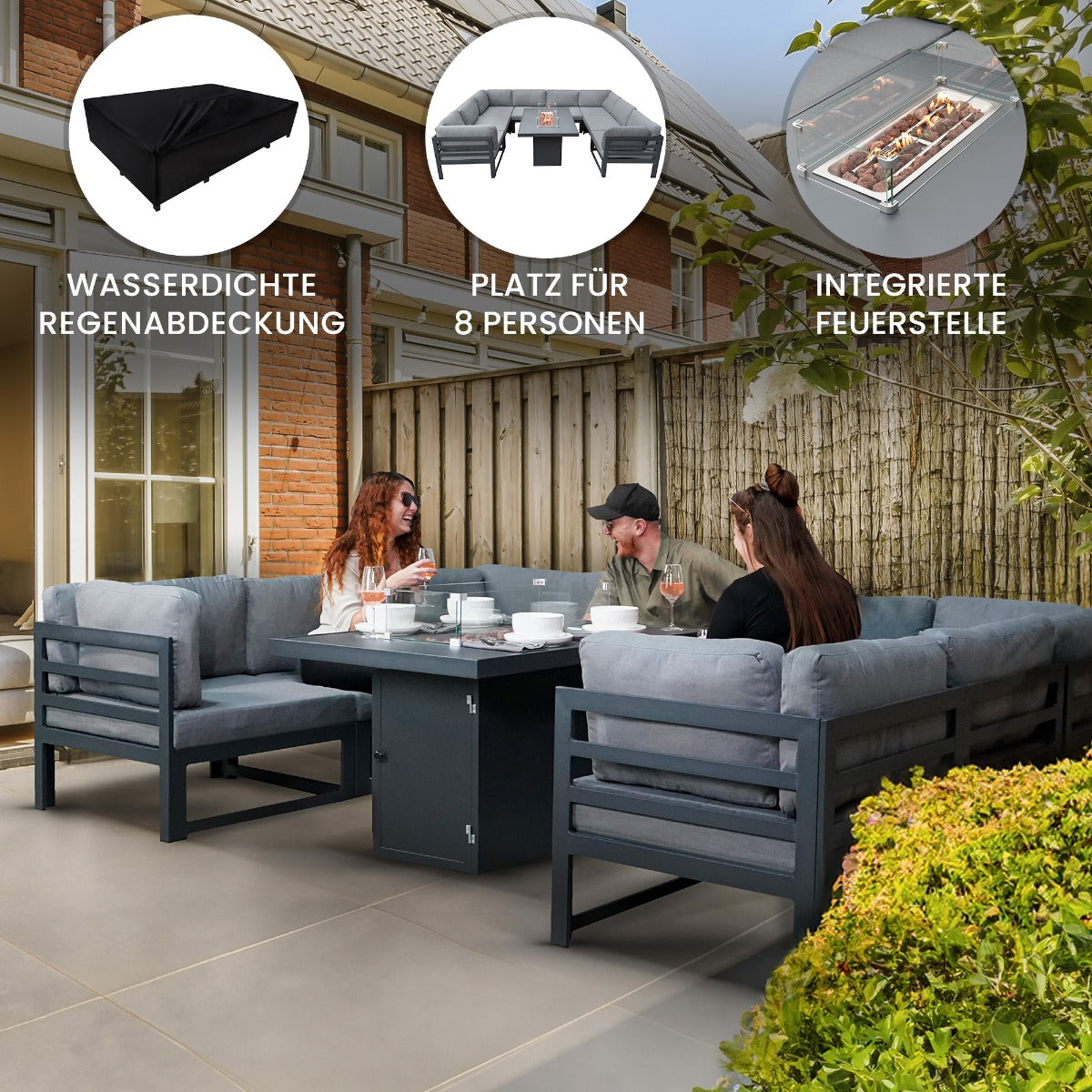 Modulares Gartenlounge-Set mit grauen Polstern, Platz für 8 Personen und integrierter Feuerstelle, umgeben von einem gepflegten Garten und einer Holzverkleidung