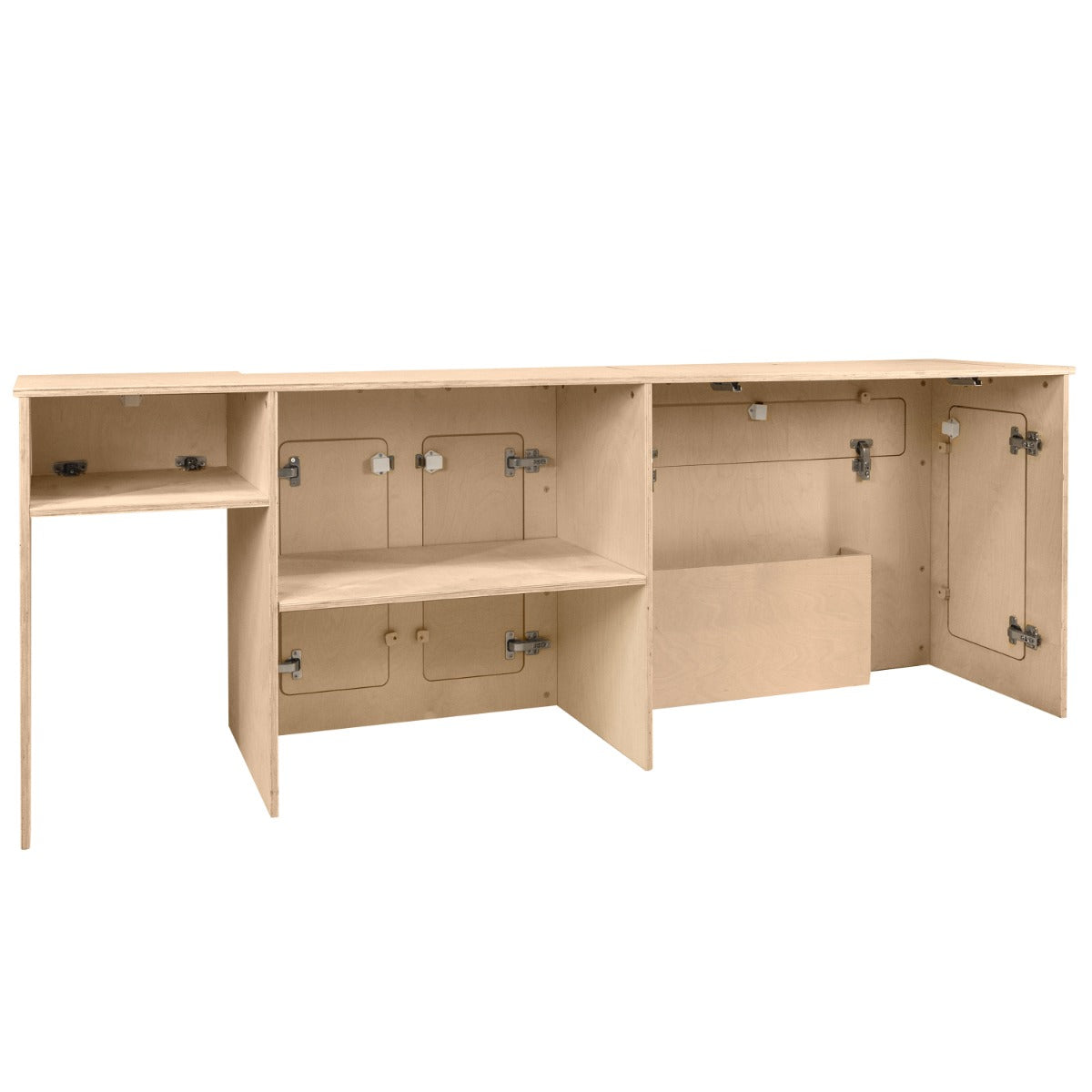 Moderne Küchenzeile für Wohnmobile aus hellem Holz, mit mehreren Schränken, offenen Regalen und praktischen Fächern für optimalen Stauraum