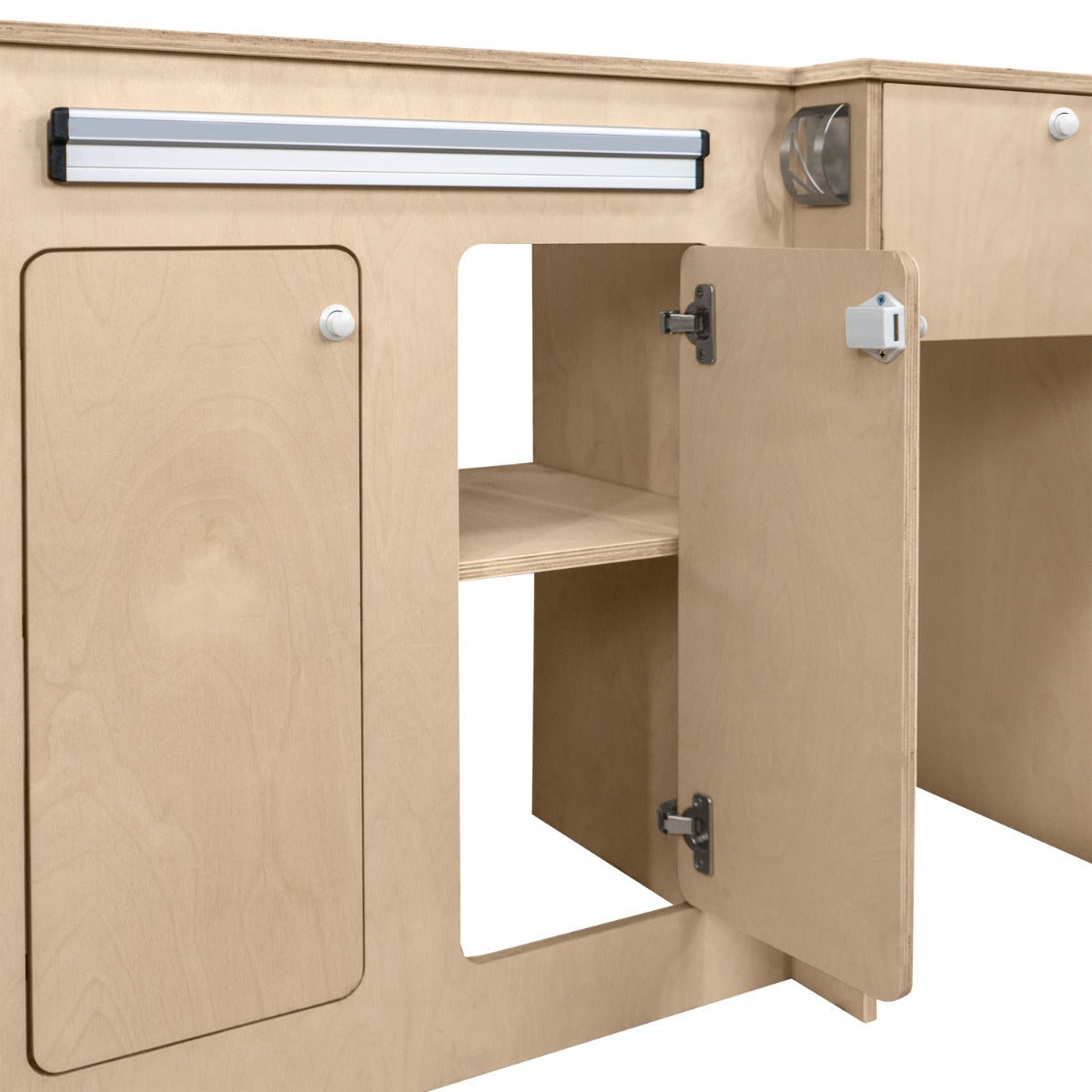 Moderne Küchenzeile für Wohnmobile aus hellem Holz, mit glatten Oberflächen, einem offenen Regal und einer geschlossenen Tür für Stauraum