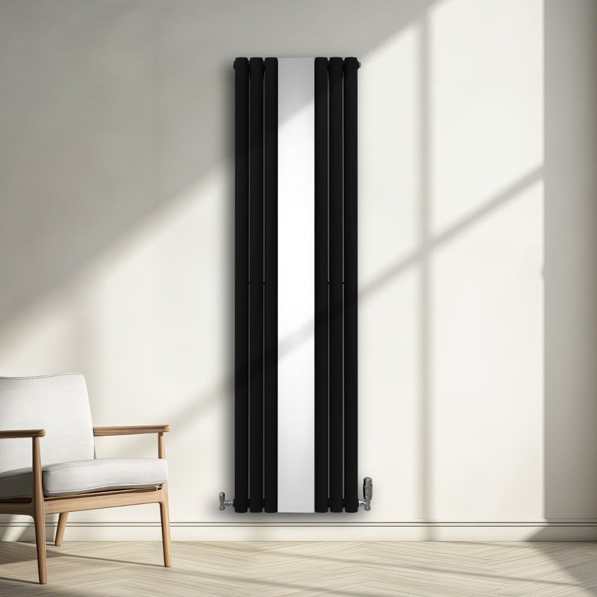 Schwarzer ovaler Röhrenheizkörper mit integriertem Spiegel, 1800mm x 500mm, elegant an einer hellen Wand, mit natürlichem Licht und modernem Design