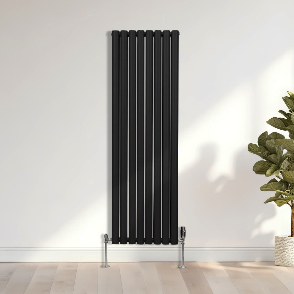 Ovaler Röhrenheizkörper in Schwarz, 1600mm x 480mm, mit glatten, vertikalen Röhren und eleganten Füßen, ideal für moderne Innenräume