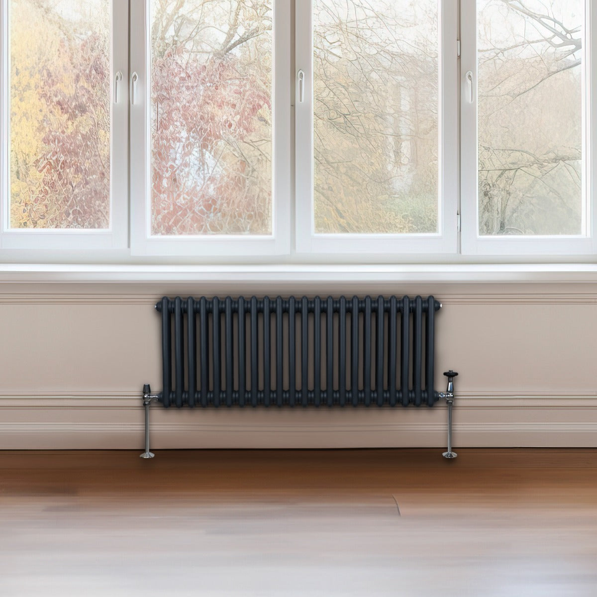 Traditioneller 2-Spalten-Heizkörper in Anthrazitgrau, 300 x 1012 mm, mit glatten, vertikalen Lamellen und stabilen Füßen, ideal für moderne Räume