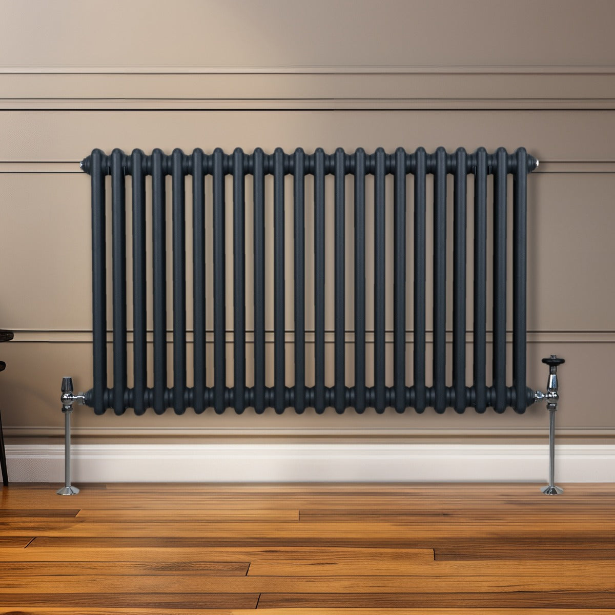Traditioneller 2-Spalten-Heizkörper in Anthrazitgrau, 600 x 1012 mm, mit glatten, runden Rohren und stabilen Füßen, ideal für moderne Innenräume