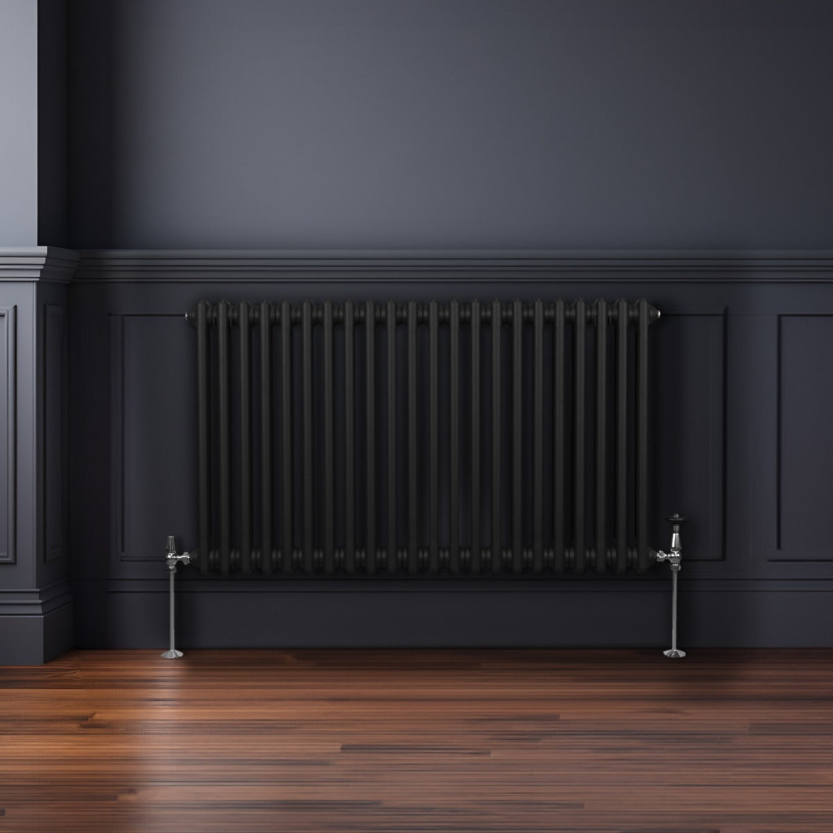 Traditioneller 2-Spalten-Heizkörper in Schwarz, 600 x 1012 mm, mit glänzender Oberfläche und eleganten, verchromten Ventilen, vor einer dunklen Wand