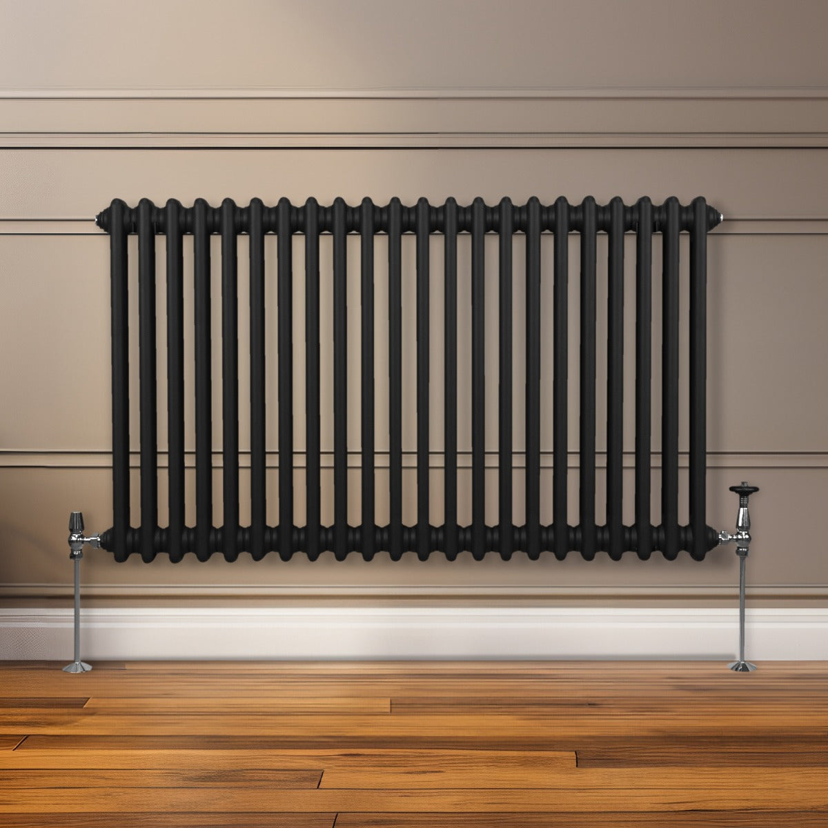 Traditioneller 2-Spalten-Heizkörper in elegantem Schwarz, mit vertikalen Röhren und glänzenden Ventilen, vor einem Holzfußboden und neutralen Wänden