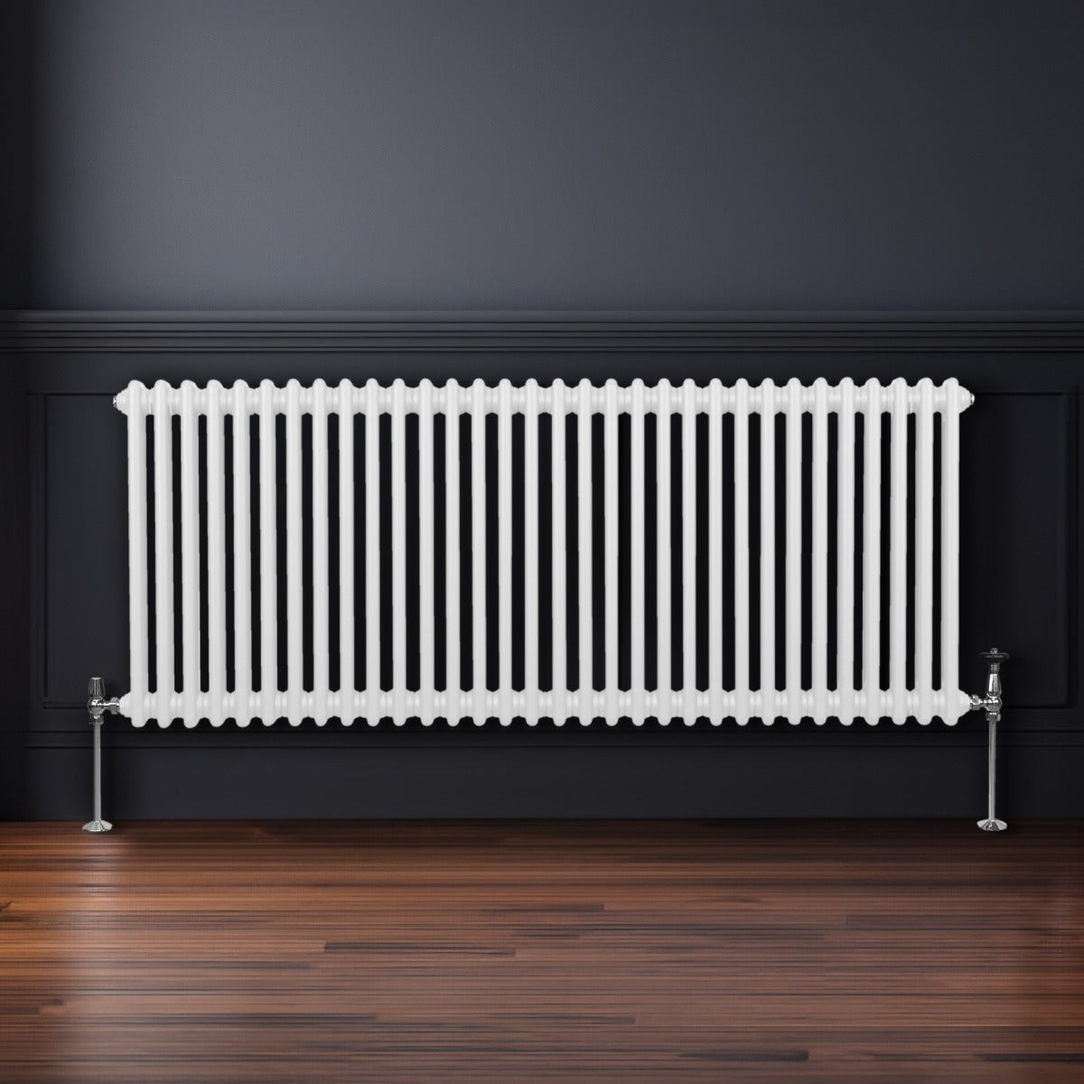 Traditioneller 2-Spalten-Heizkörper in Weiß, 600 x 1462 mm, mit vertikalen Lamellen und glänzenden Füßen, ideal für moderne Innenräume