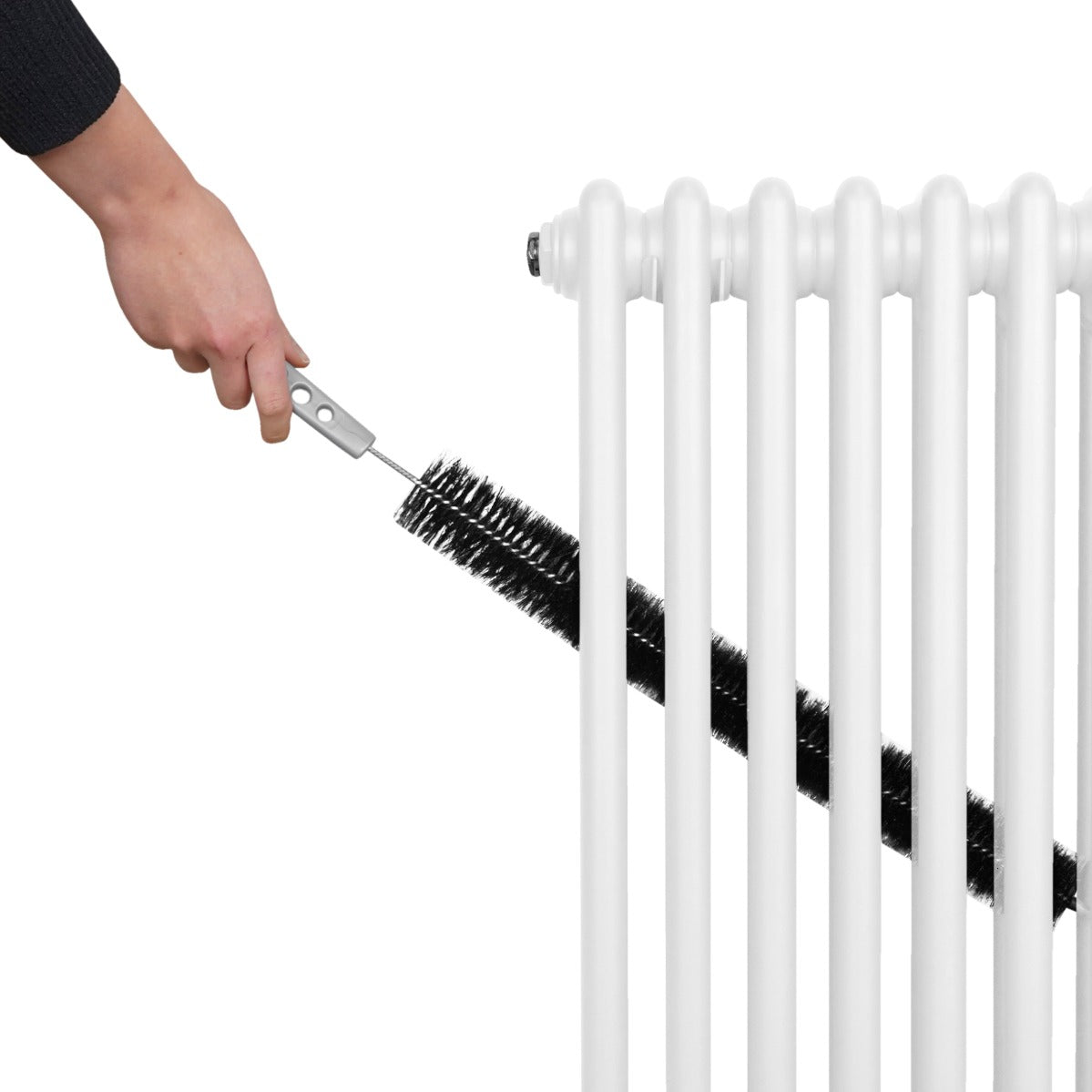 Traditioneller 2-Spalten-Heizkörper in Weiß, 1500 x 292 mm, mit einer Hand, die eine Reinigungsbürste über die glatten, runden Lamellen führt