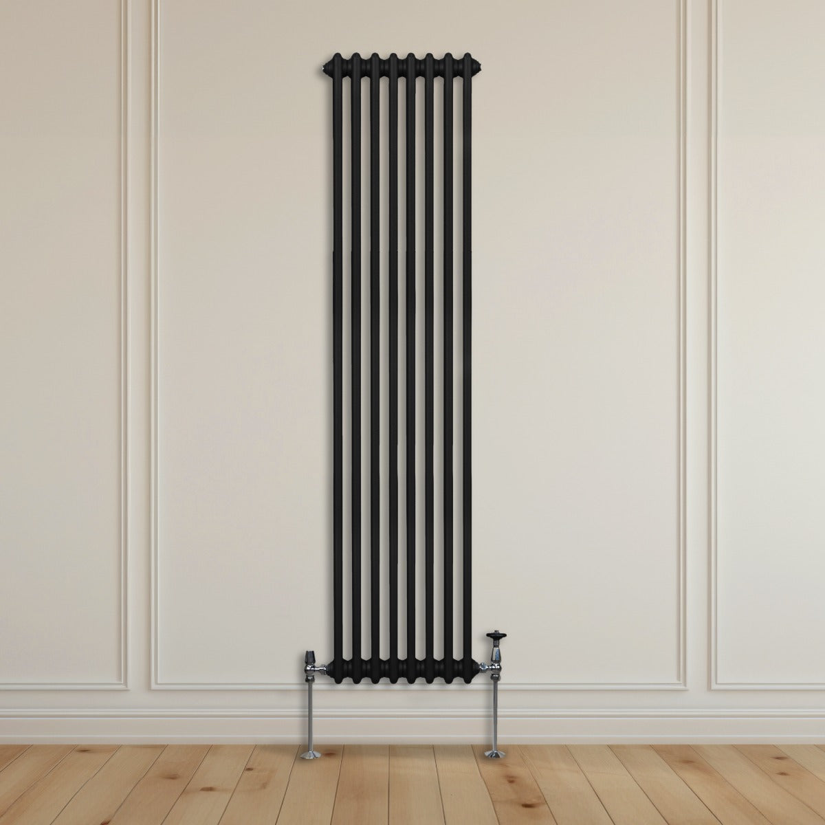 Schmaler, traditioneller 2-Spalten-Heizkörper in elegantem Schwarz, 1800 x 382 mm, mit glänzenden Metallfüßen, an einer hellen Wand montiert