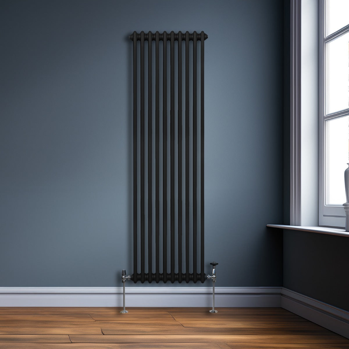 Schwarzer, traditioneller 2-Spalten-Heizkörper mit vertikalen Röhren, 1800 x 472 mm, montiert an einer Wand in einem modernen Raum mit Holzfußboden