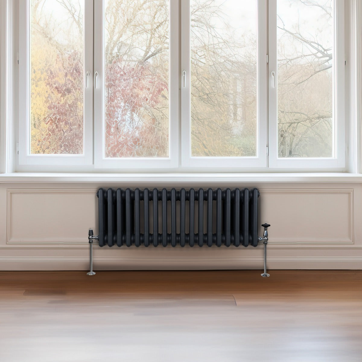Traditioneller 3-Spalten-Heizkörper in Anthrazitgrau, elegant und modern, platziert unter einem großen Fenster mit natürlichem Licht