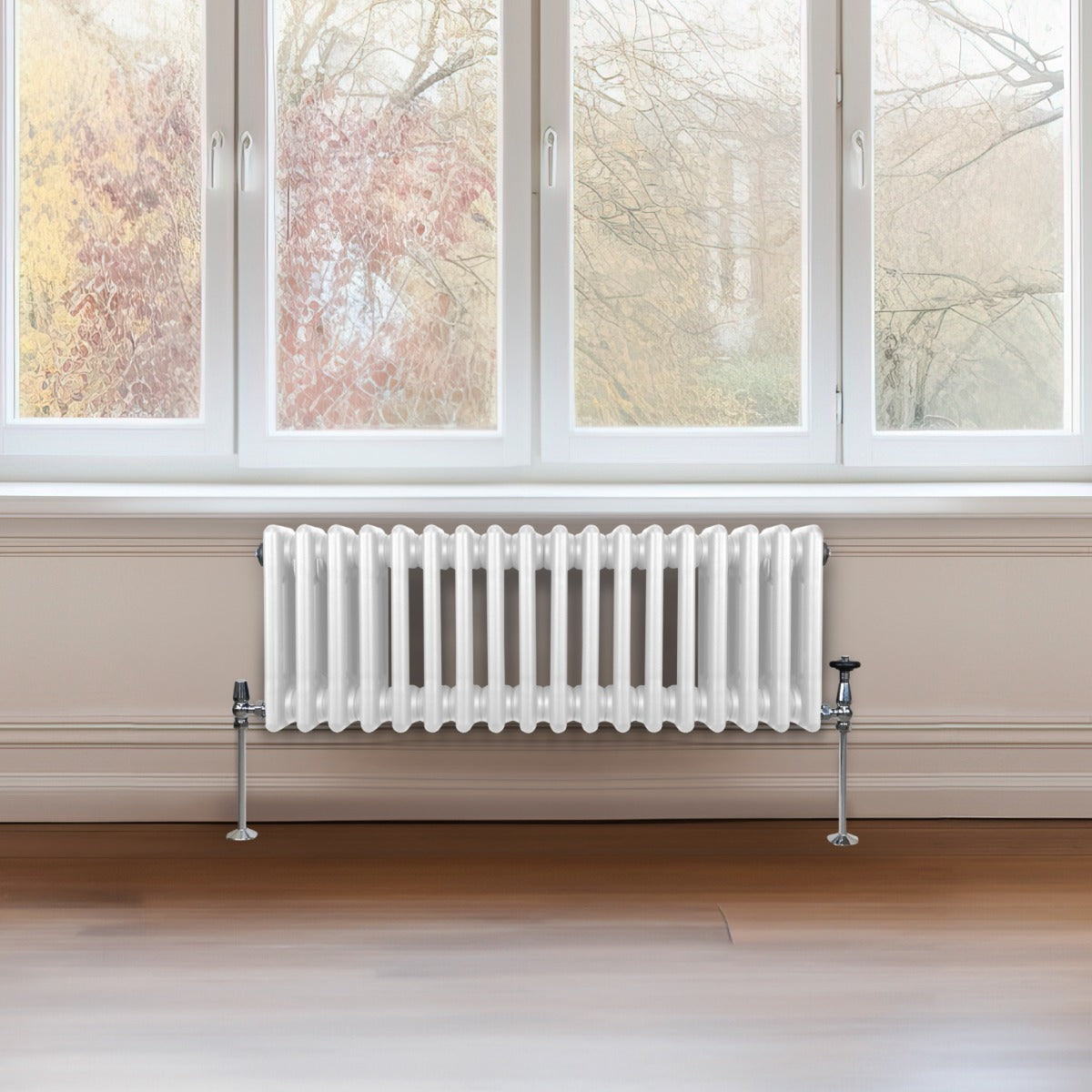 Traditioneller 3-Spalten-Heizkörper in Weiß, 300 x 832 mm, mit glatter Oberfläche und eleganten Linien, platziert unter einem großen Fenster