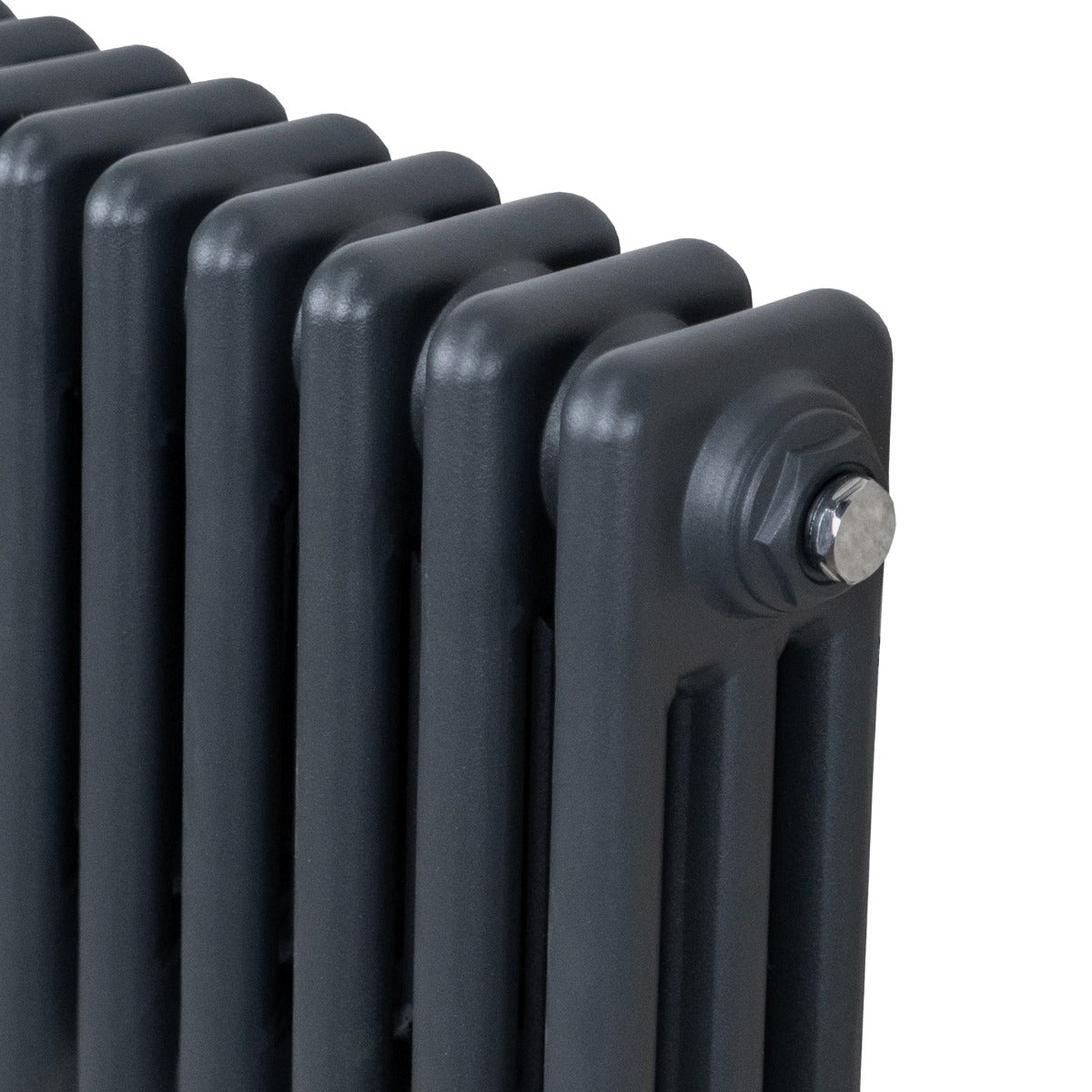 Traditioneller 3-Spalten-Heizkörper in Anthrazitgrau, mit glatter, mattschwarzer Oberfläche und robustem, rechteckigem Design, ideal für moderne Räume