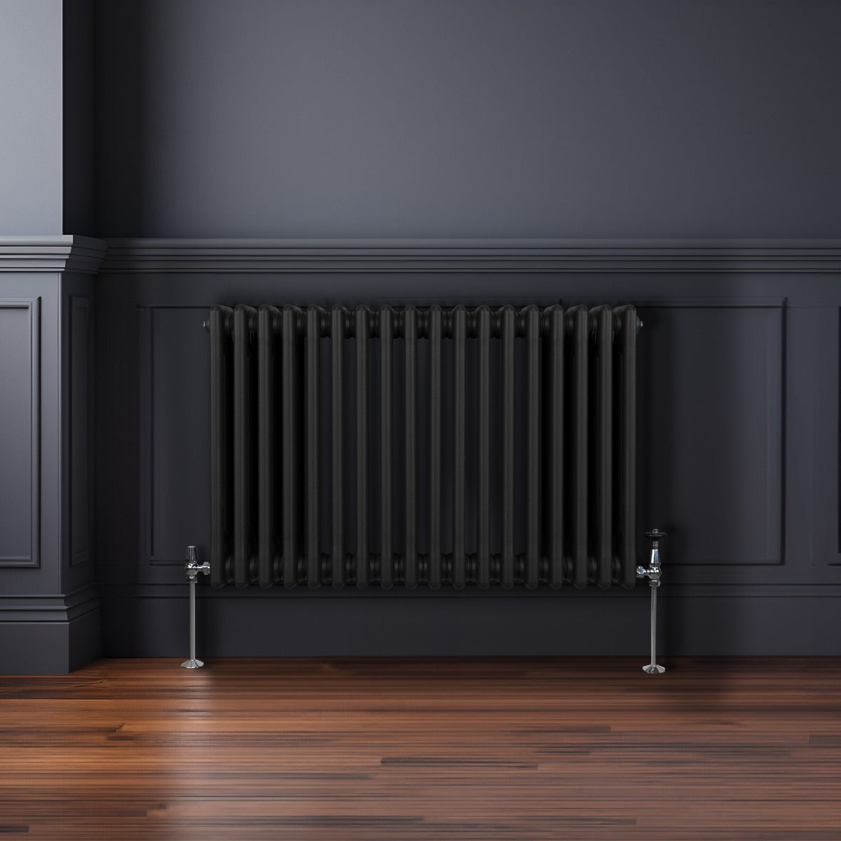 Traditioneller 3-Spalten-Heizkörper in Schwarz, 600 x 832 mm, mit glatter Oberfläche und eleganten, verchromten Ventilen, ideal für moderne Innenräume
