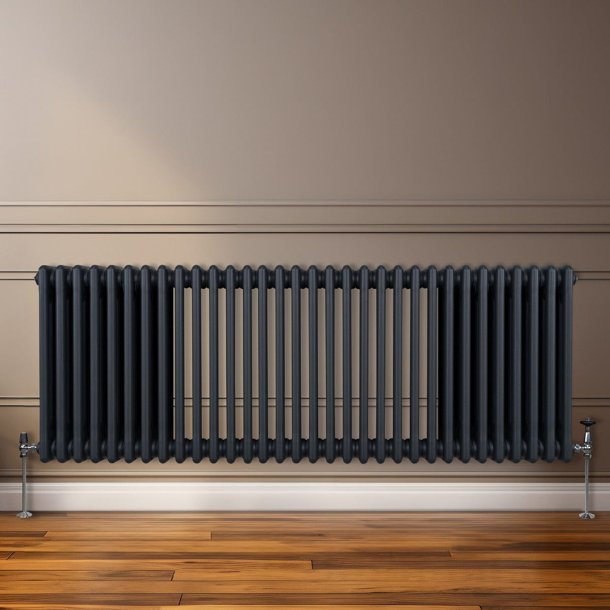 Traditioneller 3-Spalten-Heizkörper in Anthrazitgrau, 600 x 1462 mm, mit glatten, vertikalen Lamellen und stabilen Füßen, ideal für moderne Innenräume