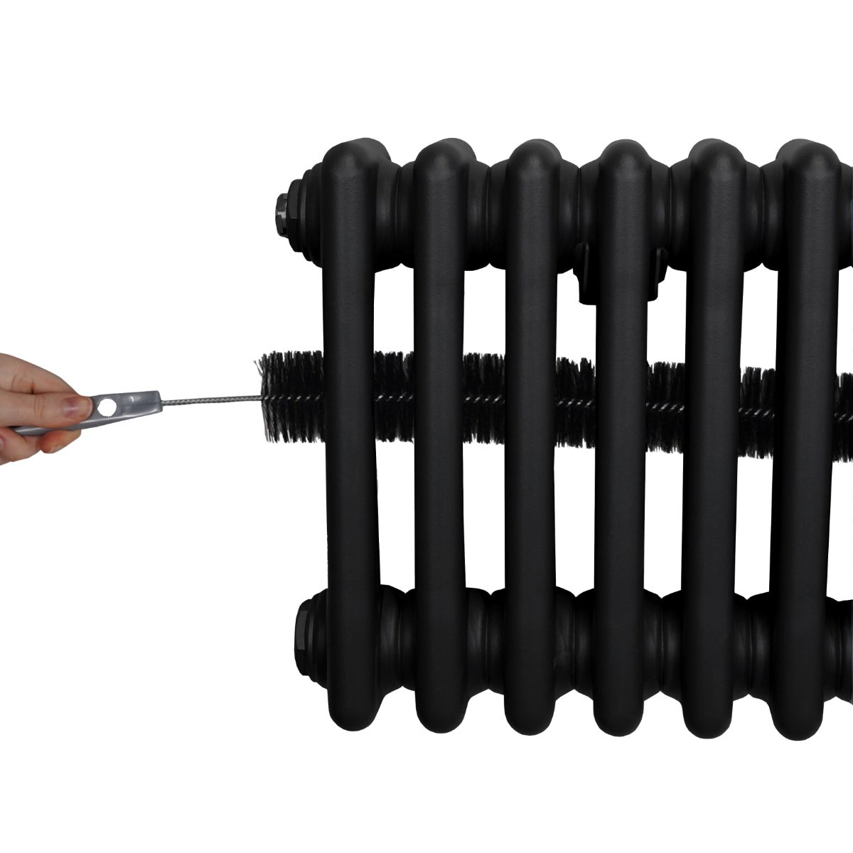 Traditioneller 3-Spalten-Heizkörper in elegantem Schwarz, mit robusten, runden Röhren und einem Reinigungstool für einfache Wartung
