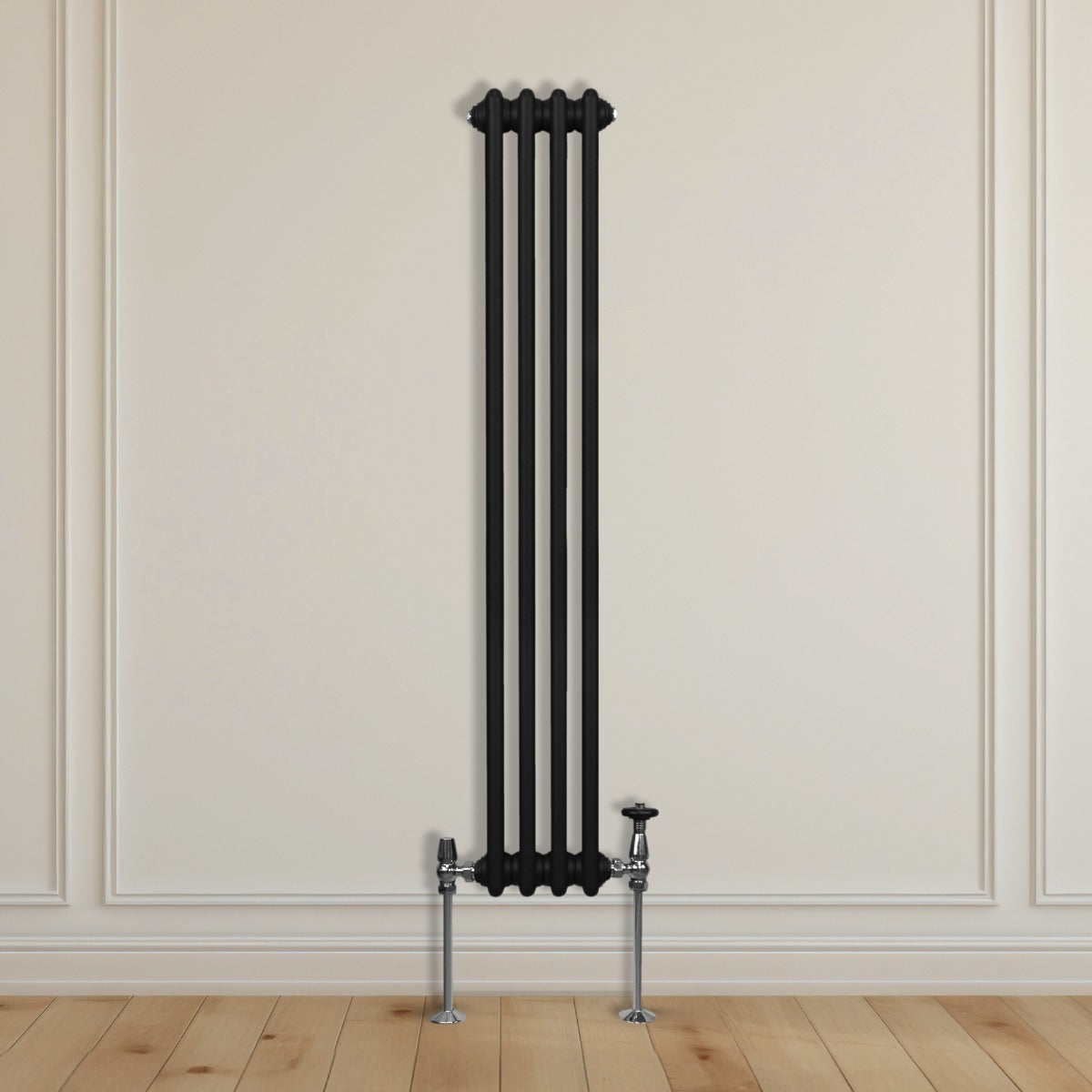 Traditioneller 3-Spalten-Heizkörper in elegantem Schwarz, 1500 x 202 mm, mit glänzenden Metallventilen und einem minimalistischen Design an einer hellen Wand
