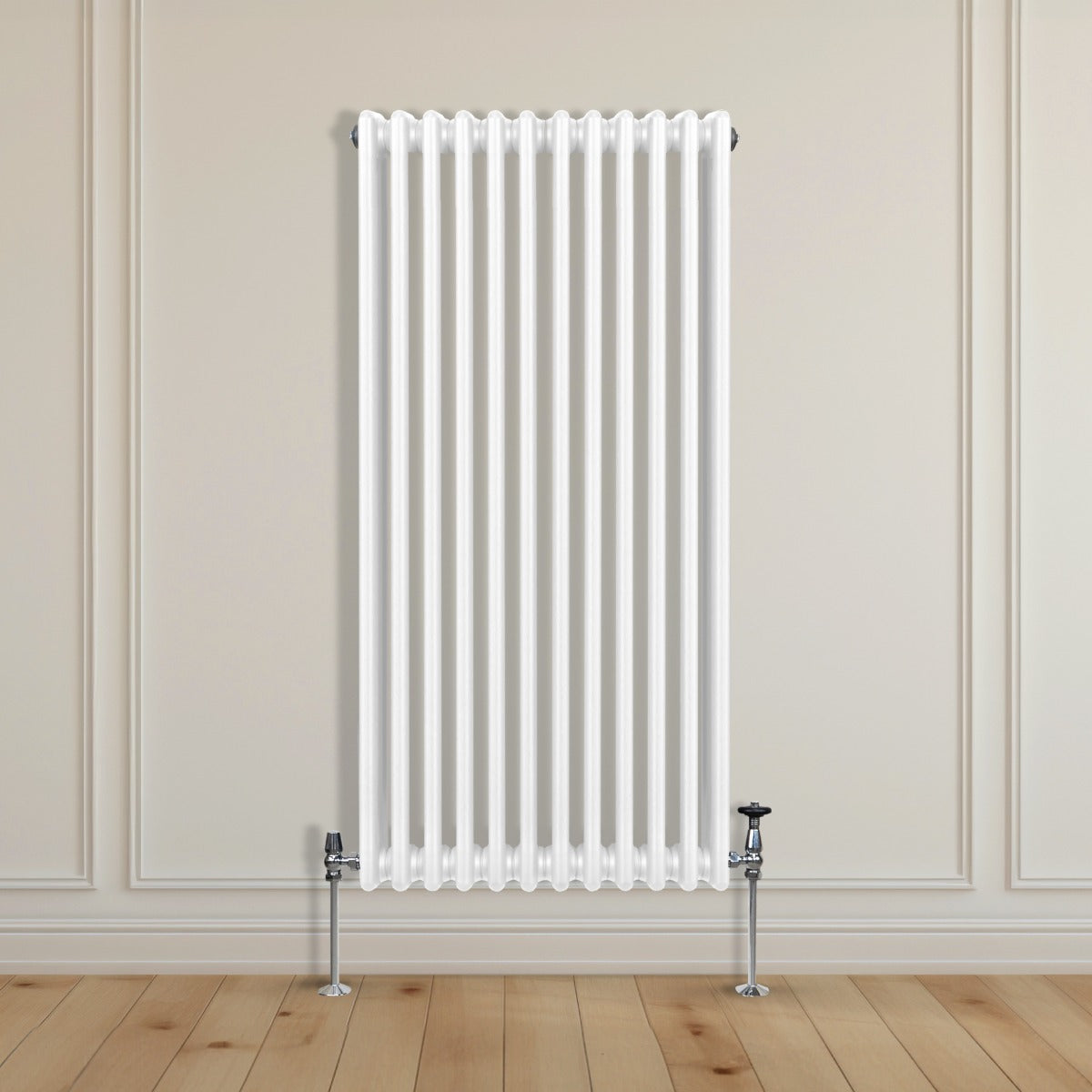 Traditioneller 3-Spalten-Heizkörper in Weiß, 1500 x 562 mm, mit glatter Oberfläche und eleganten, vertikalen Lamellen, montiert an einer hellen Wand