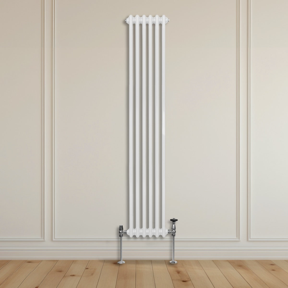 Traditioneller 3-Spalten-Heizkörper in Weiß, 1800 x 292 mm, mit glatten, vertikalen Lamellen und eleganten verchromten Füßen, vor einer hellen Wand