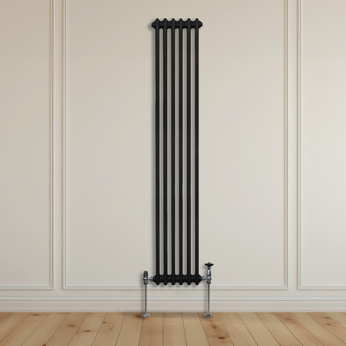 Traditioneller 3-Spalten-Heizkörper in elegantem Schwarz, 1800 x 292 mm, mit glatten, vertikalen Röhren und stabilen Füßen, ideal für moderne Räume