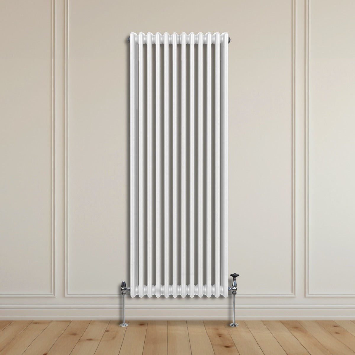 Traditioneller 3-Spalten-Heizkörper in Weiß, 1800 x 562 mm, mit glatter Oberfläche und eleganten, vertikalen Lamellen, montiert an einer hellen Wand