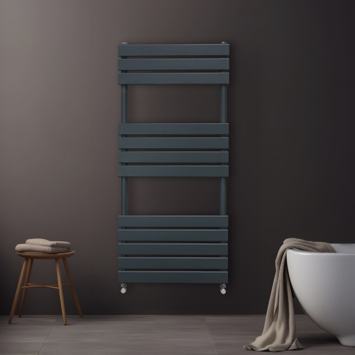 Flachheizkörper für Handtücher in Anthrazitgrau, 1200mm x 500mm, mit glatten, modernen Linien und einem eleganten, minimalistischen Design an einer dunklen Wand