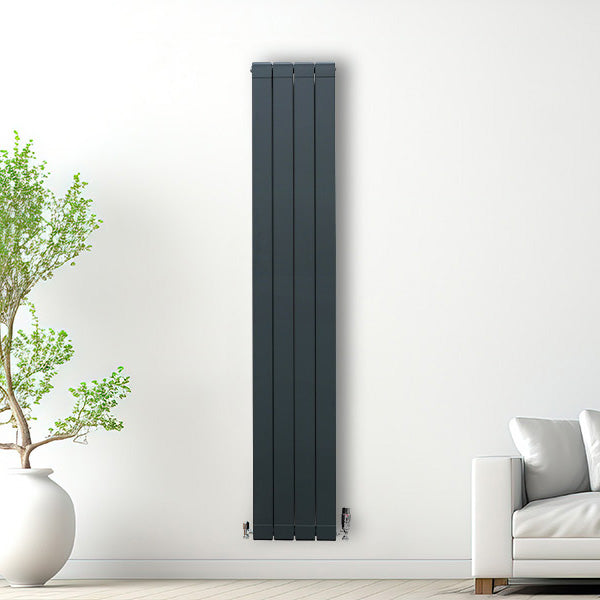 Anthrazitgrauer Aluminium Paneelheizkörper mit schlankem Design, 1800mm x 315mm, an einer hellen Wand, umgeben von einer Pflanze und einem Sofa