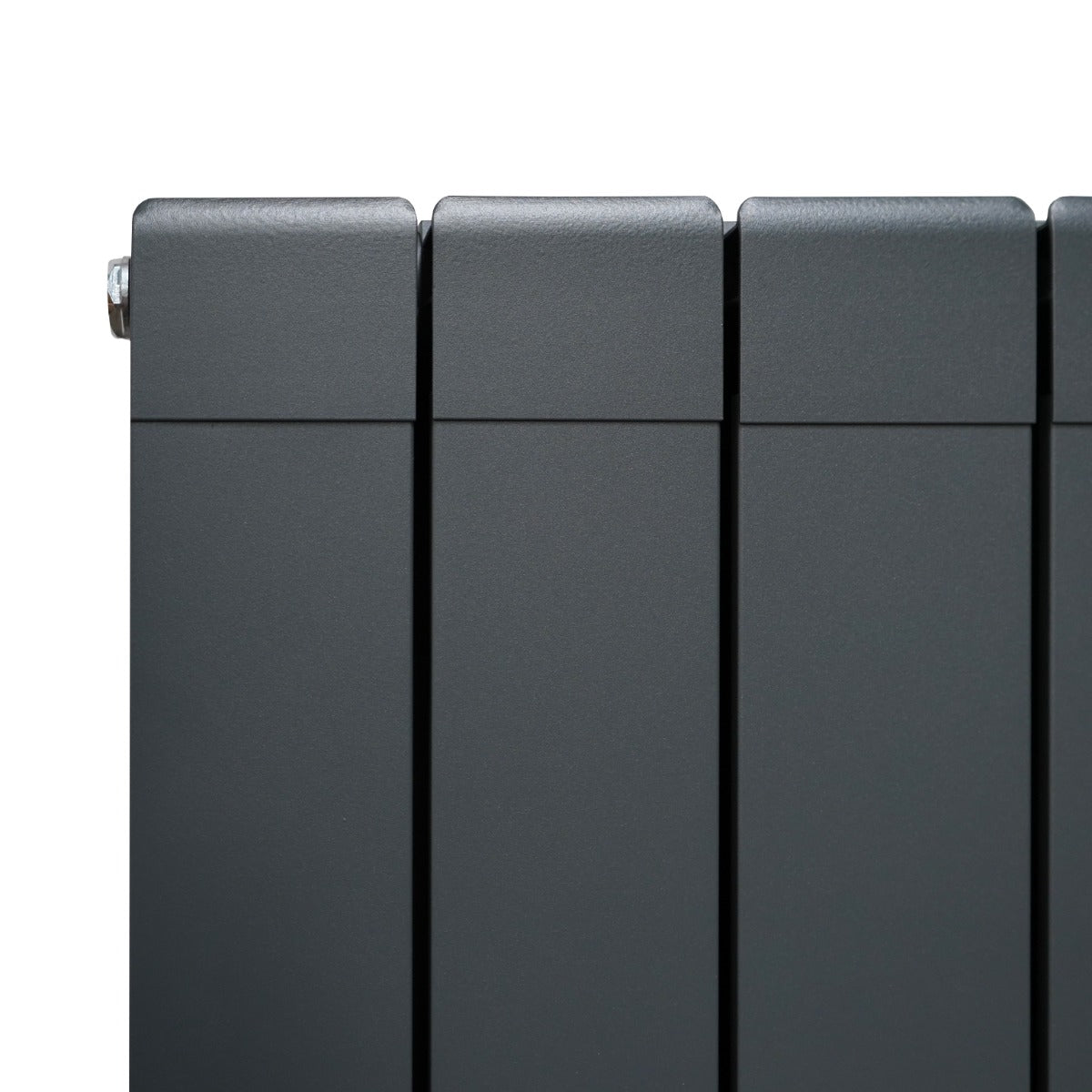 Anthrazitgrauer Aluminium Paneelheizkörper mit glatter Oberfläche und modernen, rechteckigen Lamellen, ideal für effiziente Wärmeverteilung