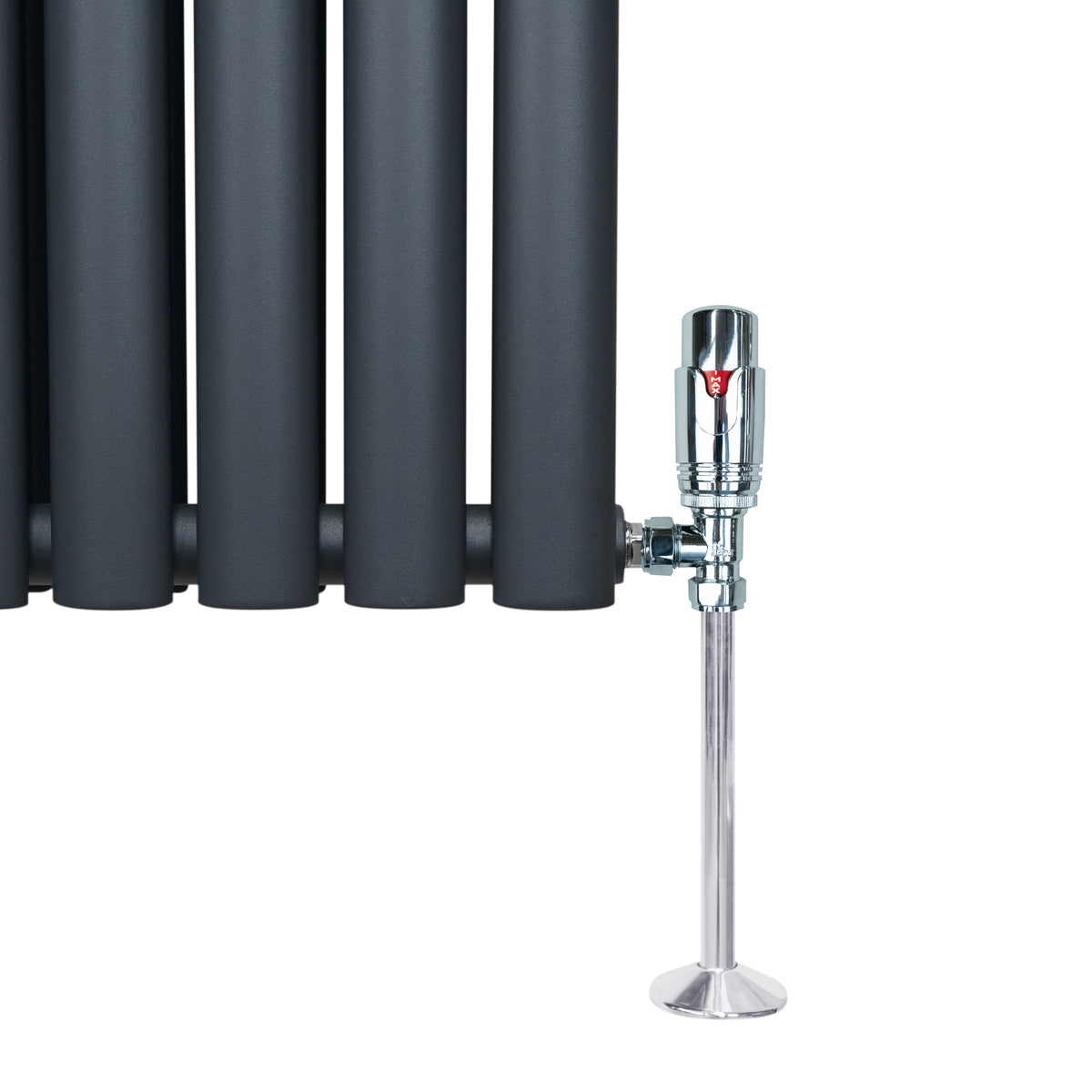 Chromatisches Thermostatventil mit glänzender Oberfläche, elegant geformt, montiert an einem modernen, schwarzen Heizkörper mit vertikalen Rohren