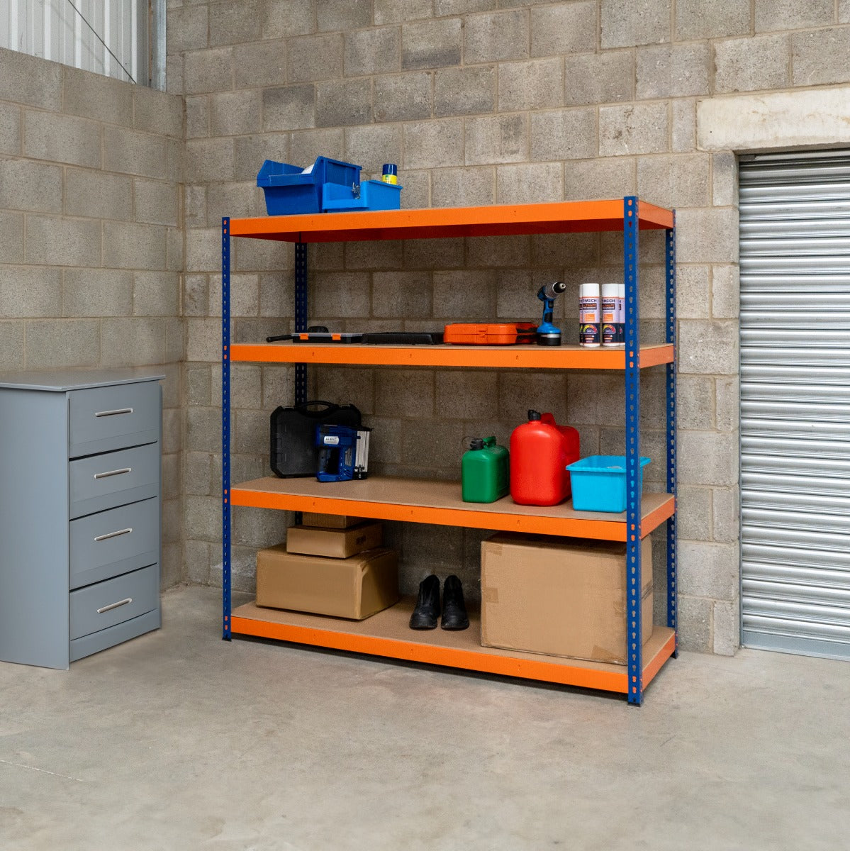 S-Rax Regal mit 4 stabilen Böden in Orange und Blau, ideal für Werkstätten, mit verschiedenen Werkzeugen und Aufbewahrungsboxen auf den Regalen