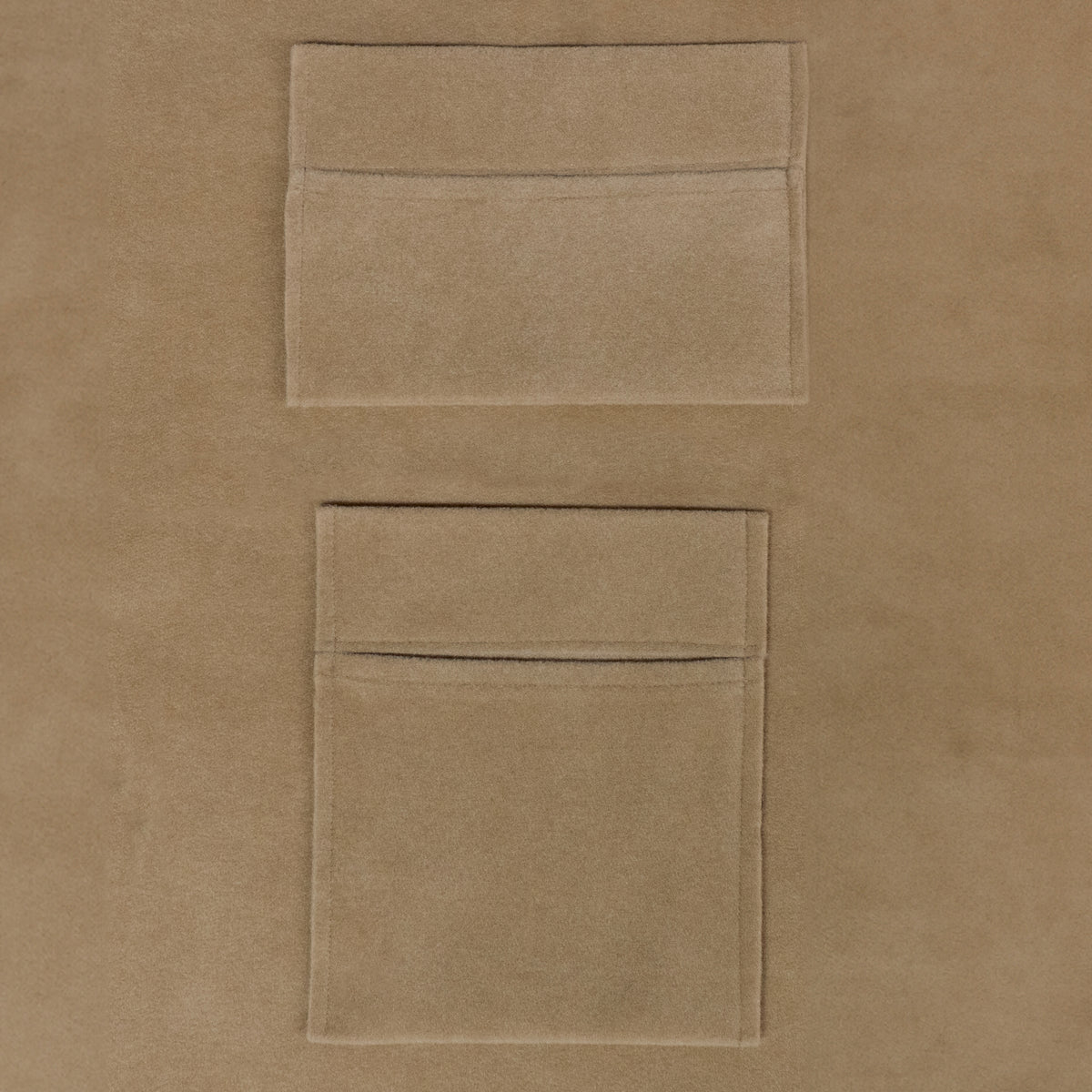 Beige Autostoff mit zwei praktischen Aufbewahrungstaschen, weich und samtig, ideal für die Organisation im Fahrzeug