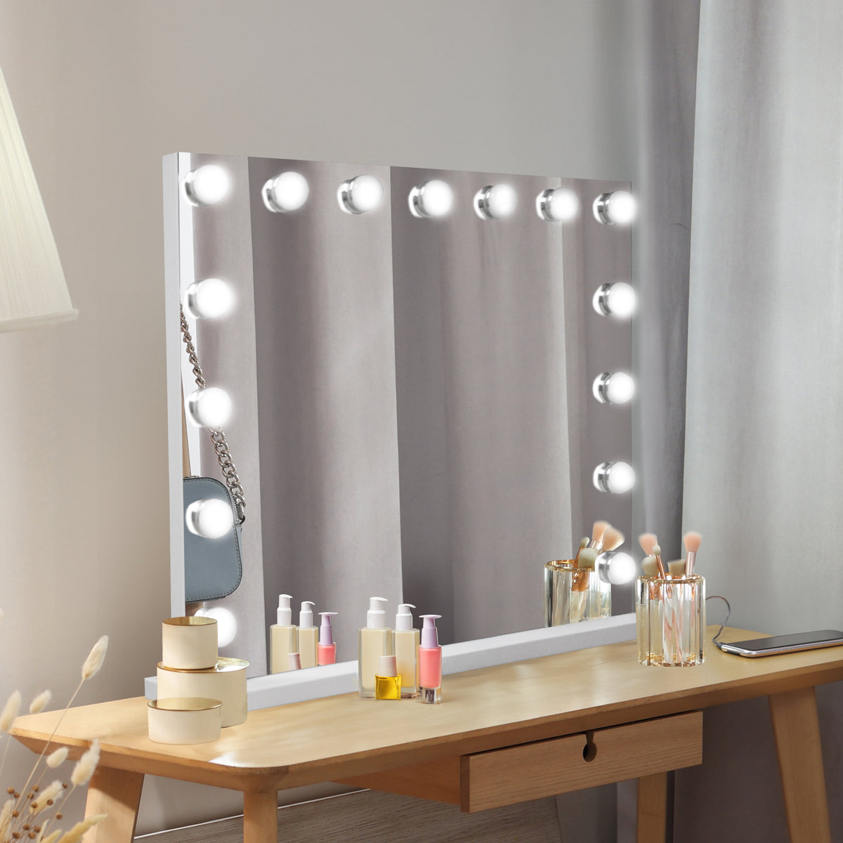 LED Bluetooth Spiegel in Weiß, 58 x 46 cm, mit 10 integrierten Lichtern, elegantem Design und glatter Oberfläche, ideal für Make-up und Pflegeprodukte