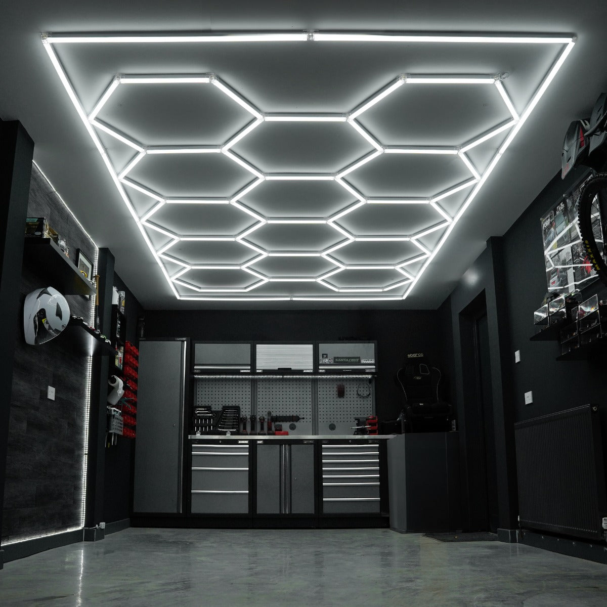 Moderne Hexagon LED Lampe mit weißem Licht, installiert an einer stilvollen Decke in einer eleganten, dunklen Garage mit glänzendem Boden
