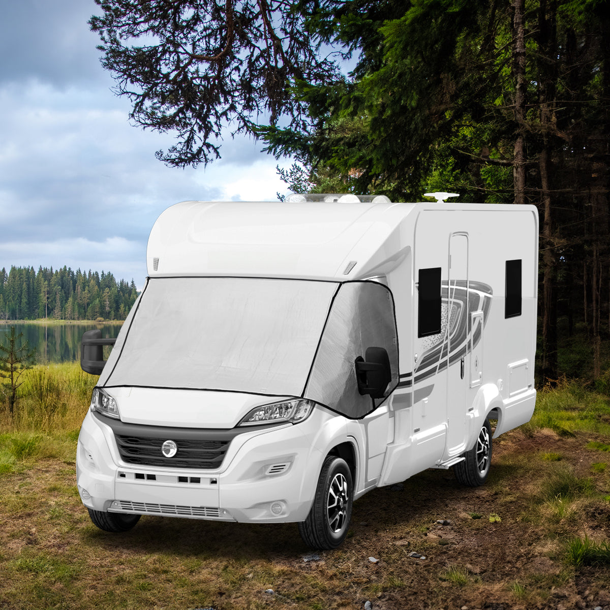 Weiße Wohnmobil Frontscheibenabdeckung, die perfekt auf die Windschutzscheibe passt, um vor Sonne und Schmutz zu schützen, umgeben von Wald und Wasser