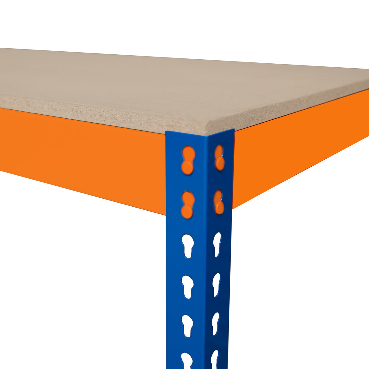 Zwei-stufige Werkbank mit einer stabilen, hellen Holzplatte und blauen Metallbeinen, die orangefarbene Akzente aufweisen, ideal für Werkstätten
