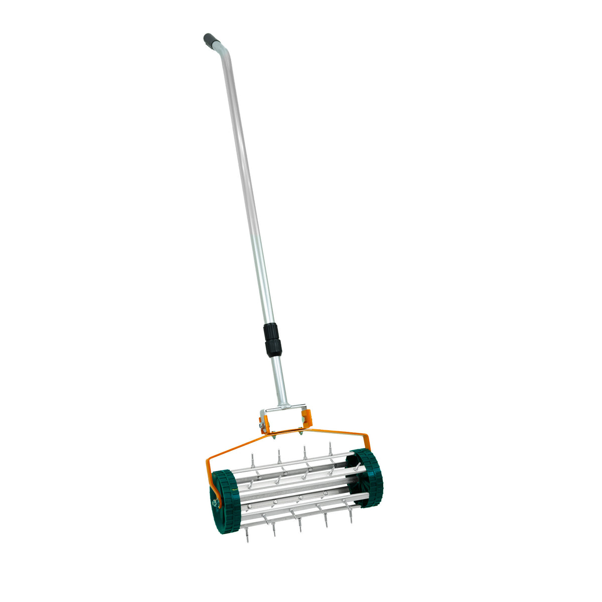 Rasenrakel in leuchtendem Orange mit einem 50 cm breiten, rollenden Rasenlüfter, ausgestattet mit spitzen Metallzinken und einem stabilen Griff