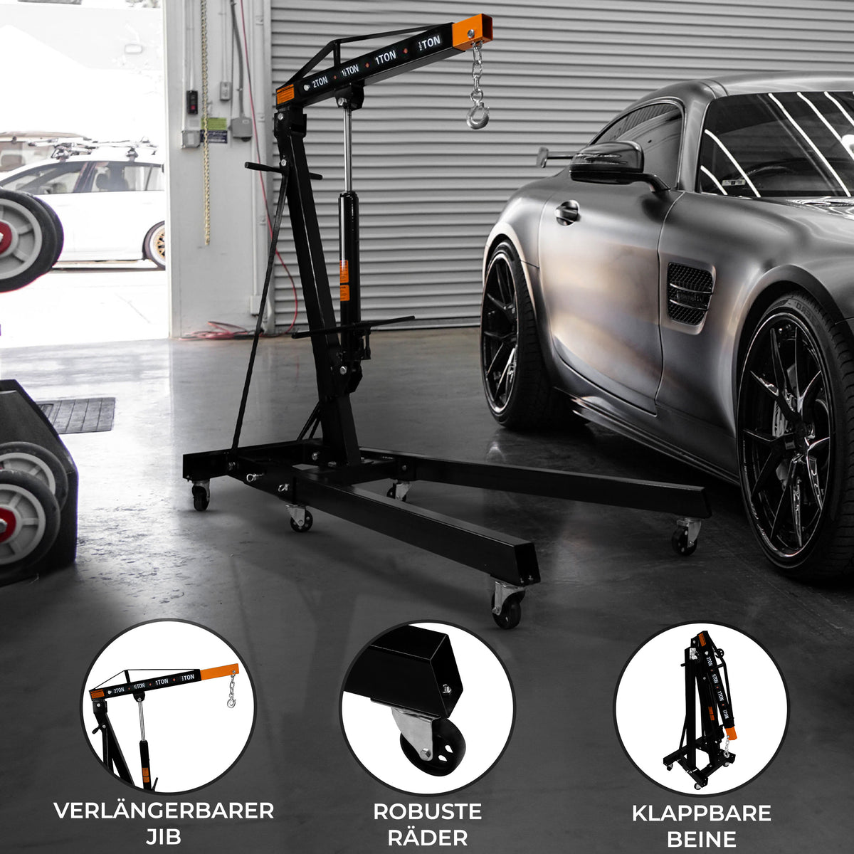 Schwarzer Werkstattkran mit orangefarbenen Akzenten, klappbaren Beinen und robusten Rädern, ideal für das Heben von Motoren bis 2 Tonnen