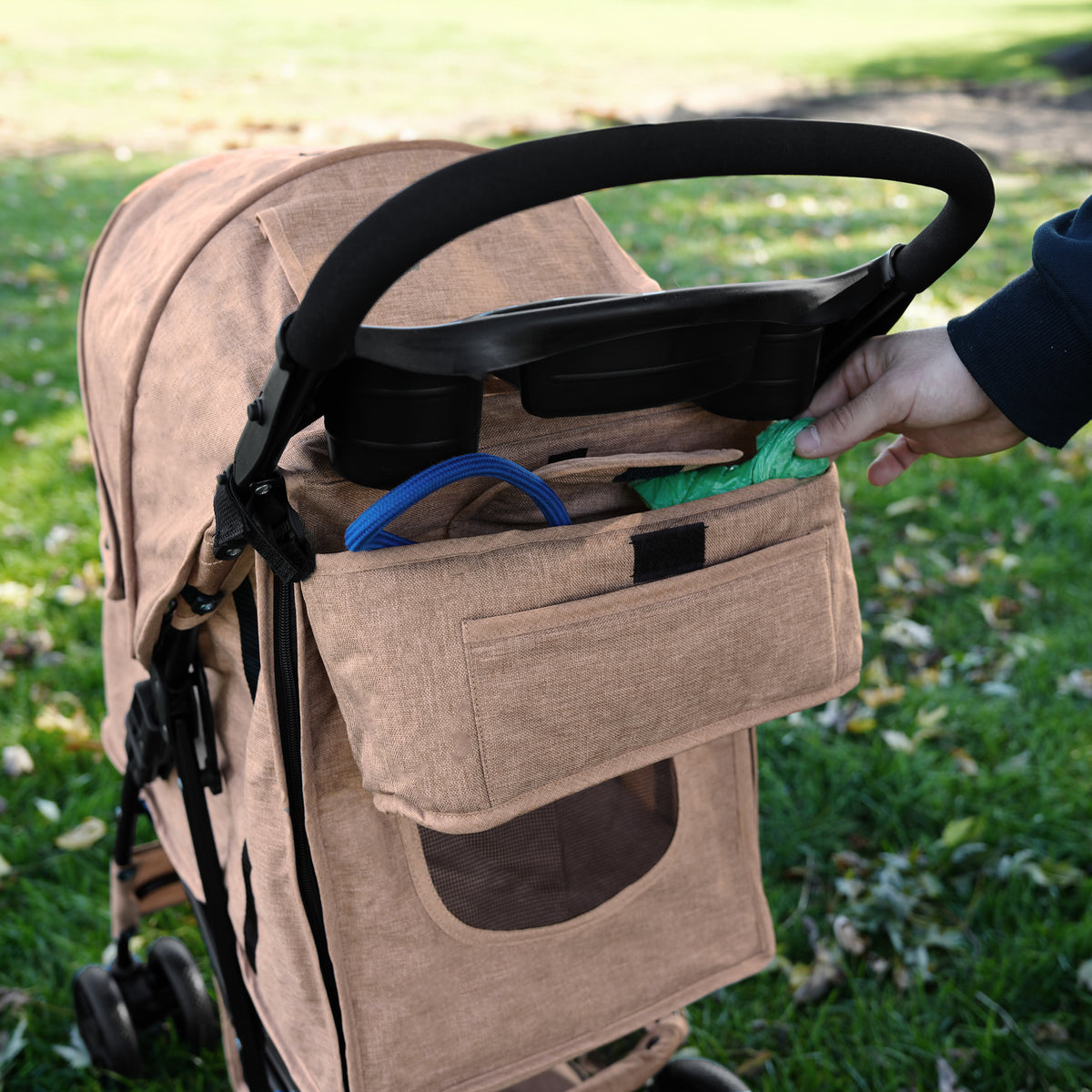 Beige Haustierwagen mit gewebter Fronttasche, die praktische Aufbewahrung bietet, ideal für Spaziergänge im Freien, mit weichem Stoff und robustem Design