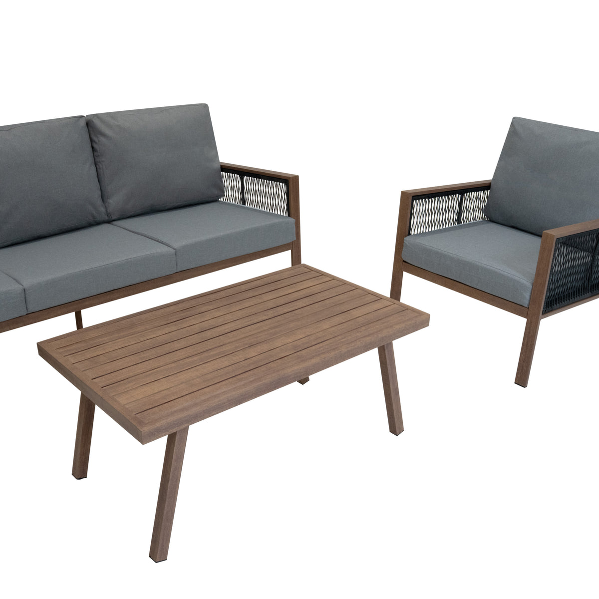 Vierteilige Aluminium-Sofagarnitur mit grauen Kissen, Holzoptik und modernem Design, bestehend aus zwei Sesseln und einem Tisch mit gestreifter Oberfläche