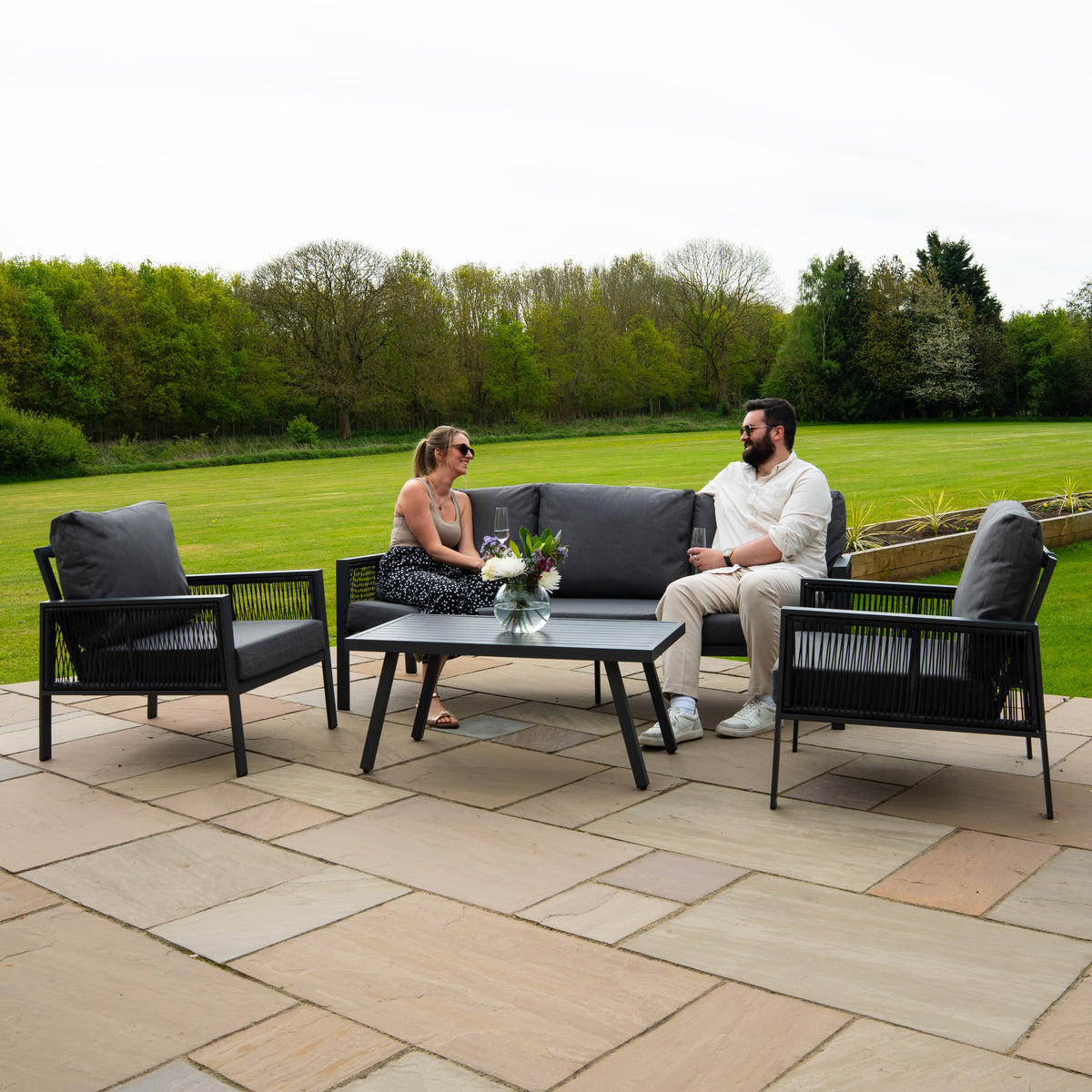 Elegante 4-teilige Aluminium-Sofagarnitur in Anthrazitgrau, bestehend aus bequemen Sitzmöbeln und einem modernen Tisch, ideal für den Außenbereich