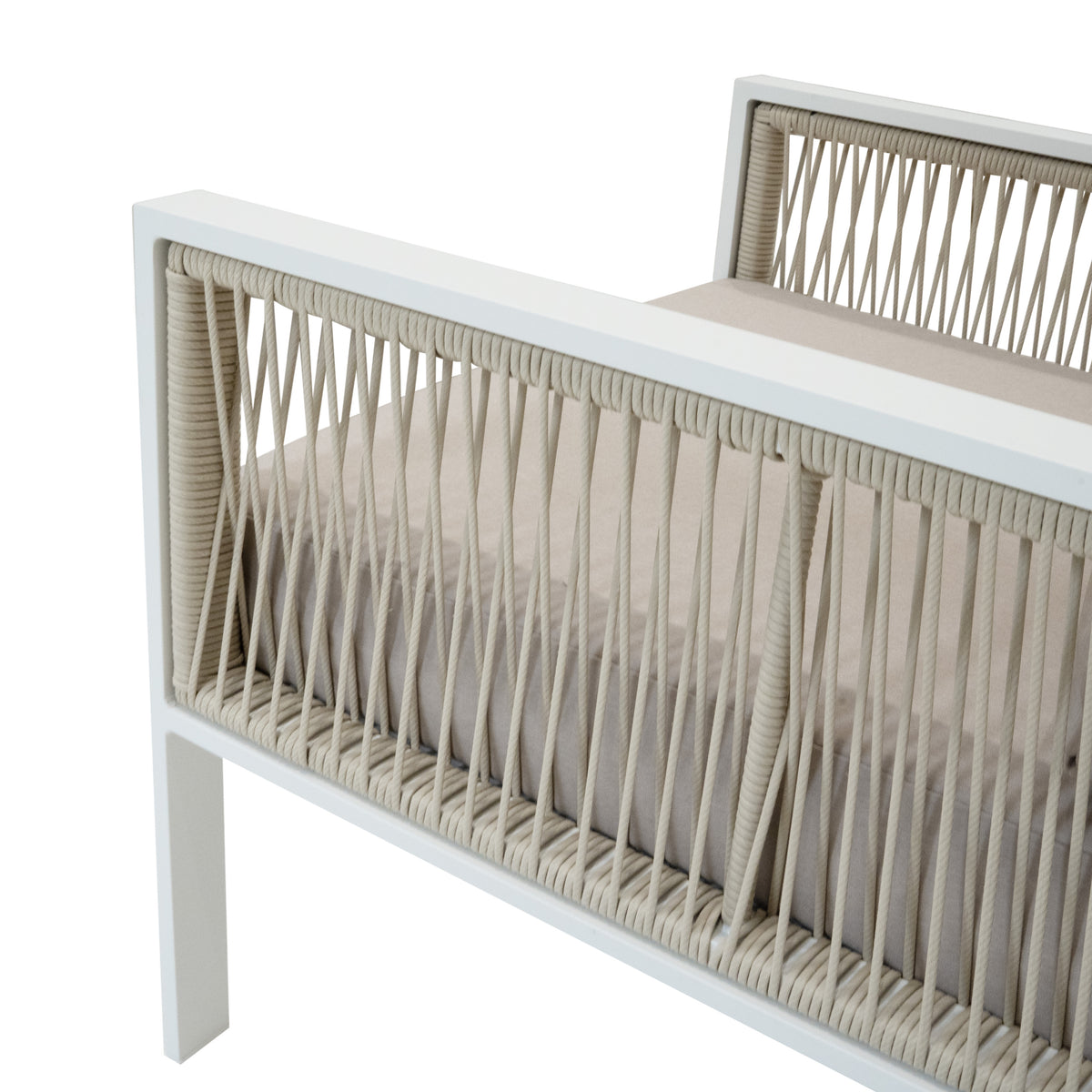Elegante 4-teilige Aluminium-Sofagarnitur in Weiß mit beigem Polster und geflochtenen Details, ideal für stilvolle Außenbereiche