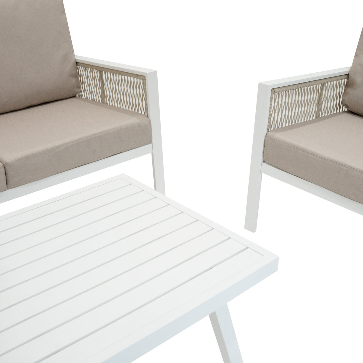 Vierteilige Aluminium-Sofagarnitur in Weiß mit beigen Kissen, modernem Design und geflochtenen Seiten, ideal für den Außenbereich