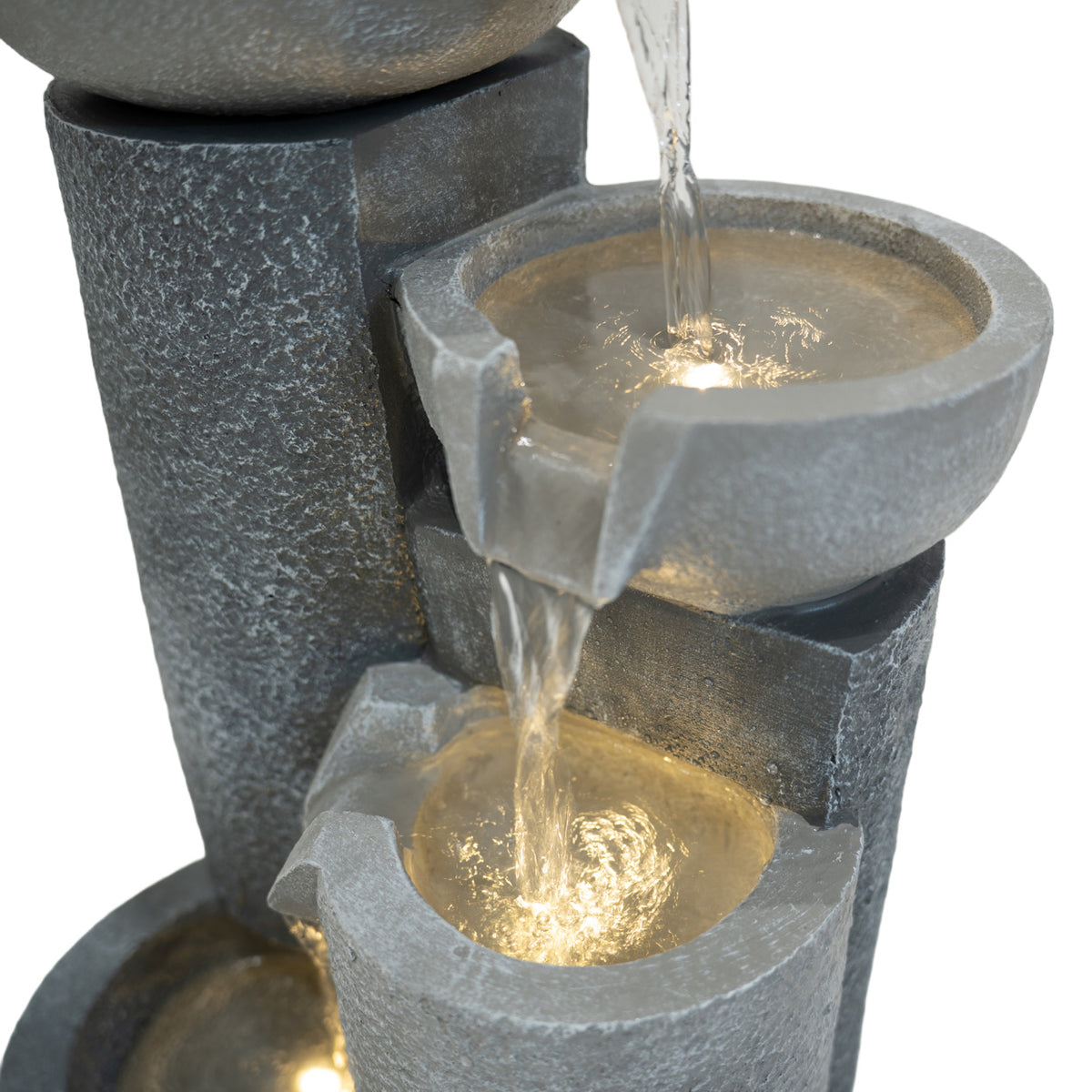 Elegante elektrische Wasseranlage "Tranquil Tiers" mit grauem Steinfinish, mehreren Schalen und sanft fließendem Wasser, beleuchtet von warmem Licht