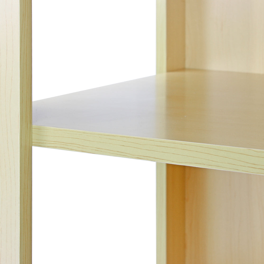 Eckiger Ladentresen aus hellem Ahornholz mit glatter, glänzender Oberfläche und klaren Kanten, ideal für moderne Verkaufsräume