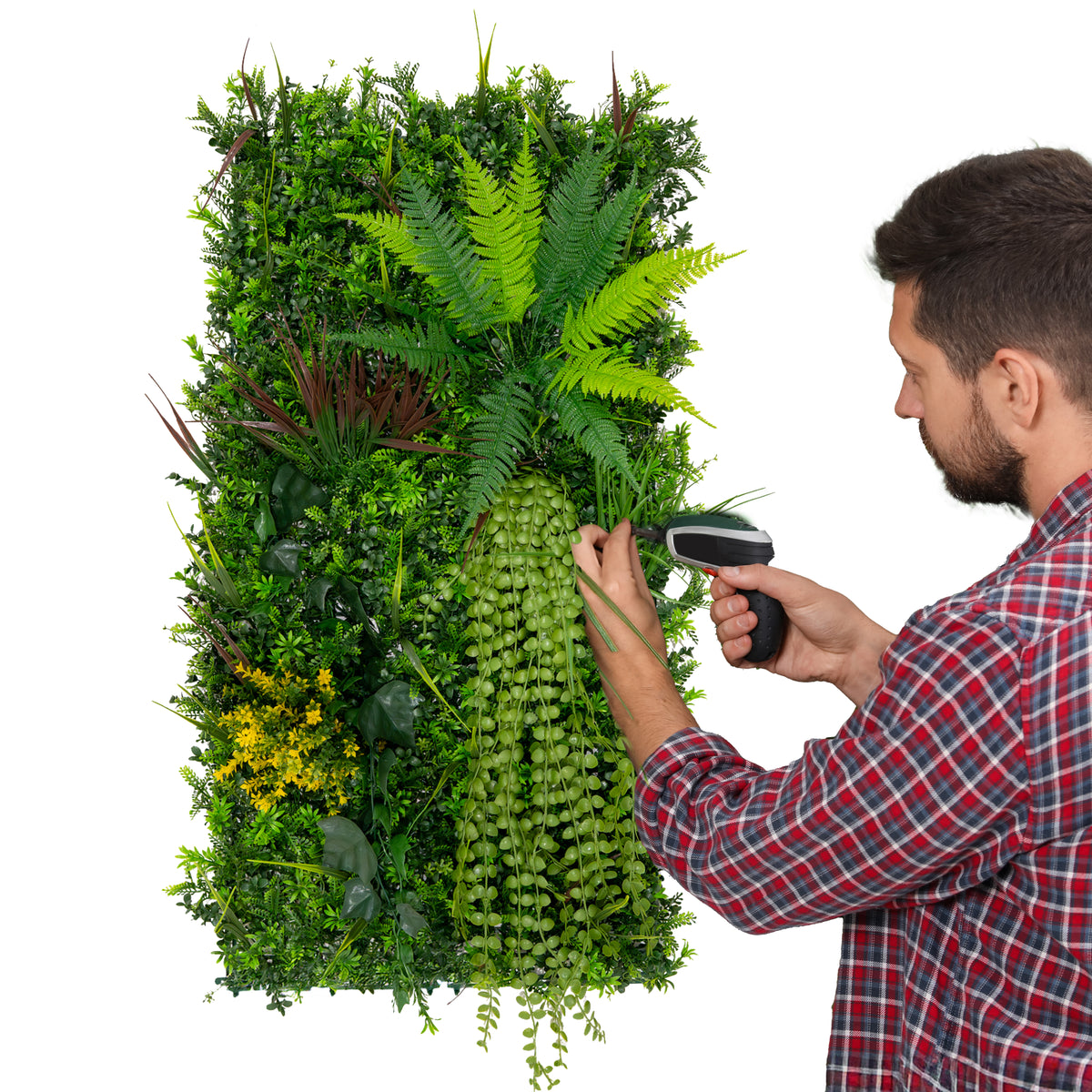 Künstliche Wandfliese in lebendigen Grüntönen mit verschiedenen Pflanzenarten, darunter Farne und hängende Pflanzen, ideal für dekorative Akzente