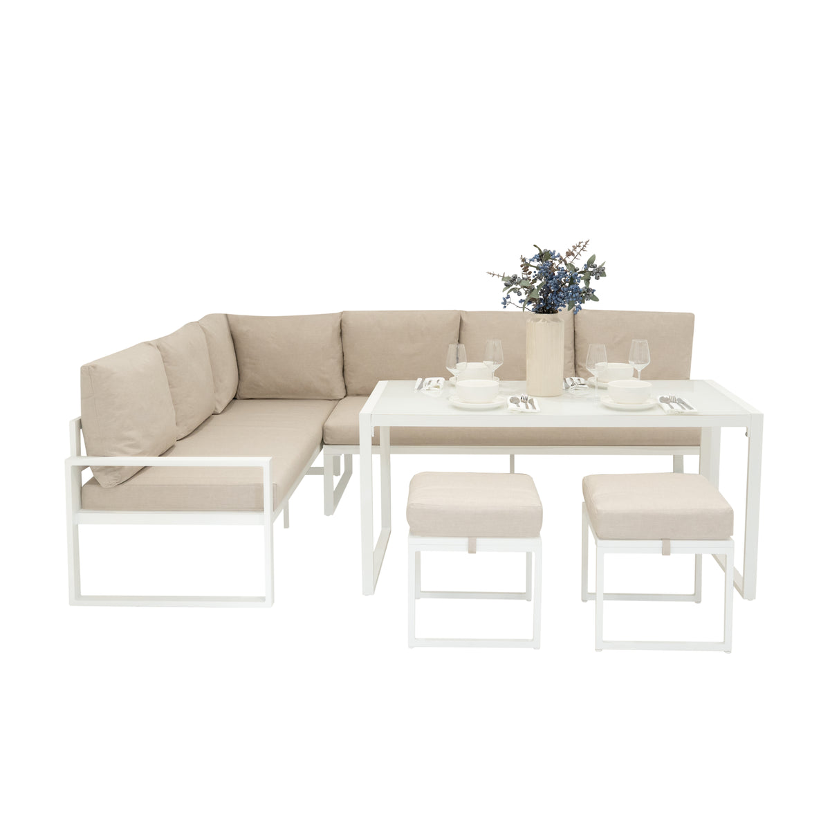 Elegantes 5-teiliges Ecksofa-Set aus Aluminium in Weiß mit beigen Kissen, kombiniert mit einem minimalistischen Tisch und zwei Hockern
