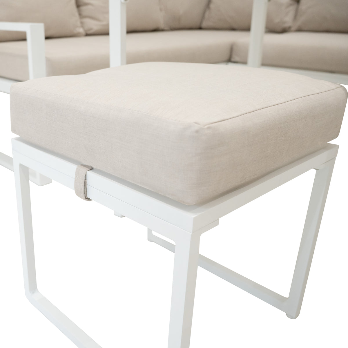 Beige Sitzkissen auf einem weißen Aluminiumrahmen, Teil eines eleganten 5-teiligen Ecksofa-Sets, ideal für moderne Außenbereiche