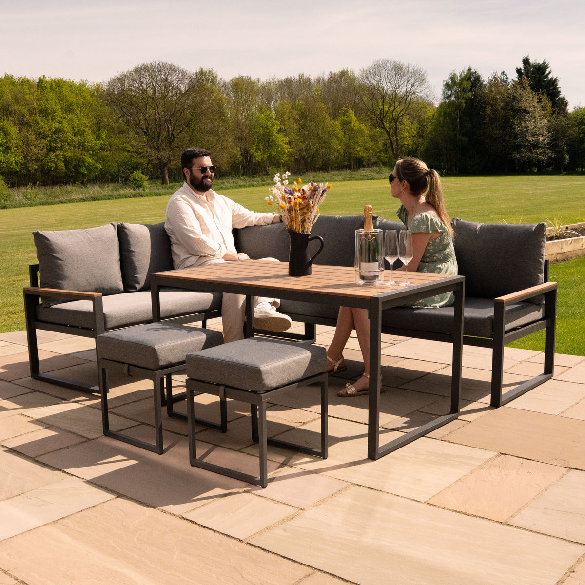 Elegantes 5-teiliges Ecksofa-Set aus Aluminium mit grauen Kissen und Holzoberfläche, ideal für entspannte Stunden im Freien