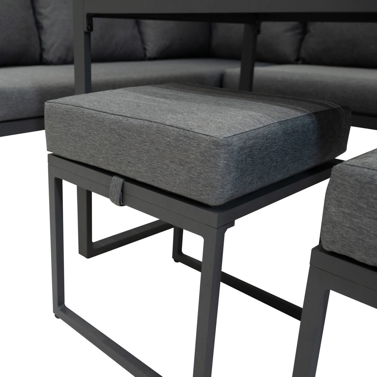 Fünfteiliges Ecksofa-Set aus Aluminium mit grauen, gepolsterten Kissen und stabilen, minimalistischen Metallrahmen, ideal für den Außenbereich