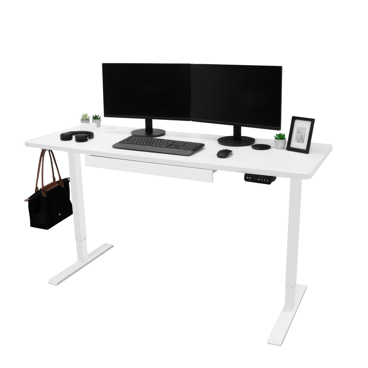 Moderner elektrischer Stehschreibtisch in Weiß mit Schublade, zwei Monitoren, Tastatur, Pflanzen und Tasche, ideal für ergonomisches Arbeiten