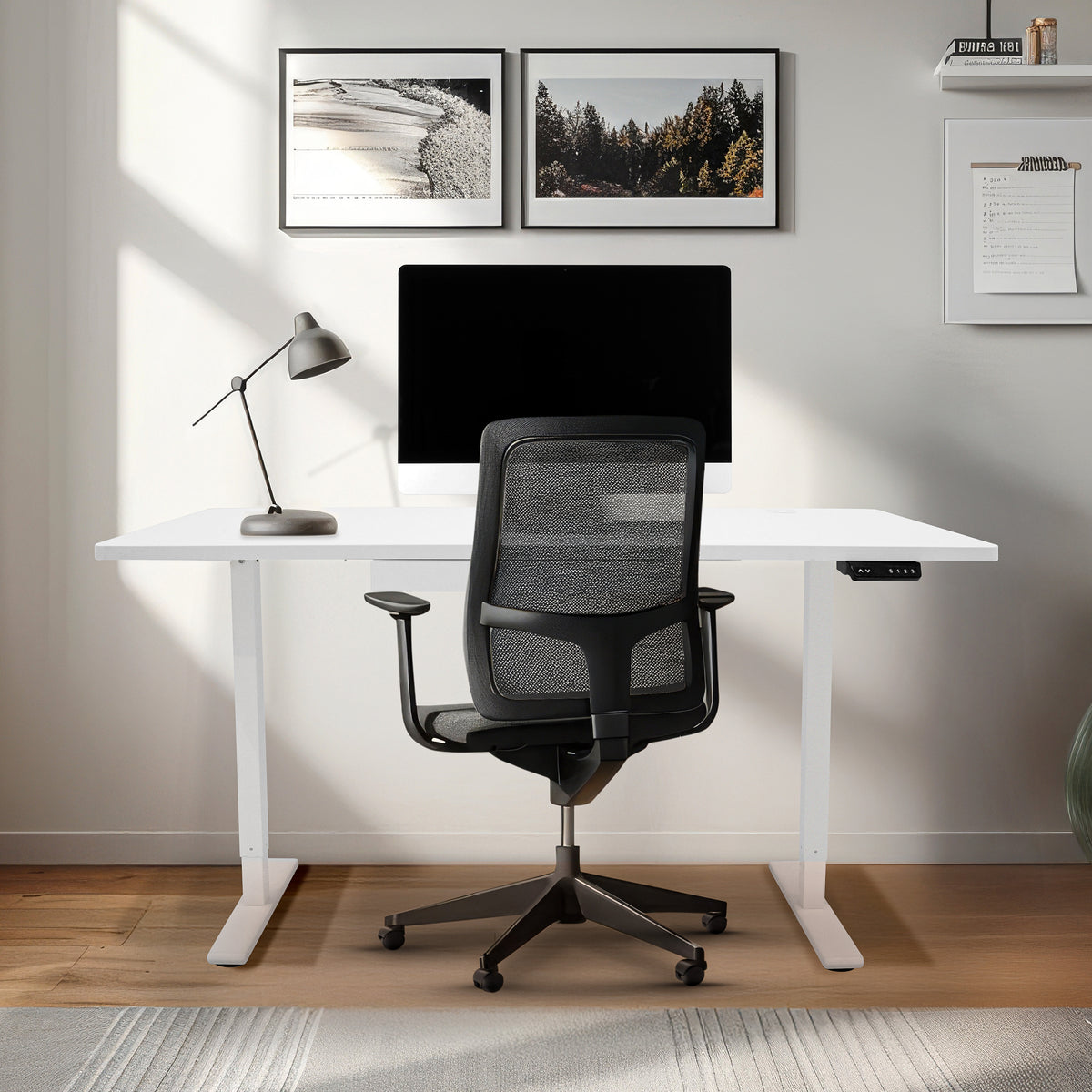 Moderner elektrischer Stehschreibtisch in Weiß mit Schublade, 160 cm x 60 cm, kombiniert mit einem ergonomischen Bürostuhl und minimalistischer Dekoration